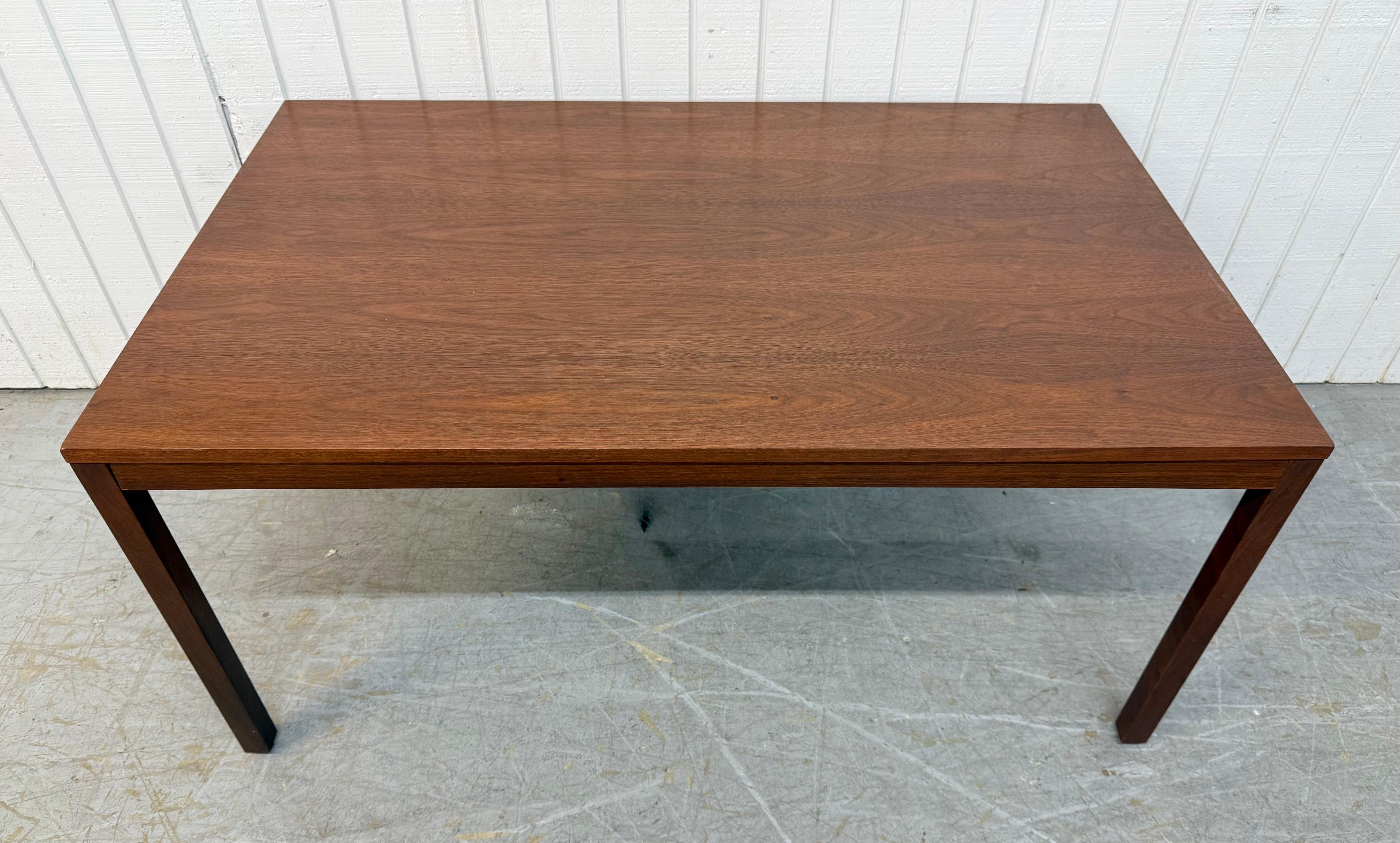 Cette annonce concerne une table basse en teck moderne danoise du milieu du siècle. Avec un design rectiligne, un plateau rectangulaire en teck, quatre pieds amovibles et une belle finition en teck.