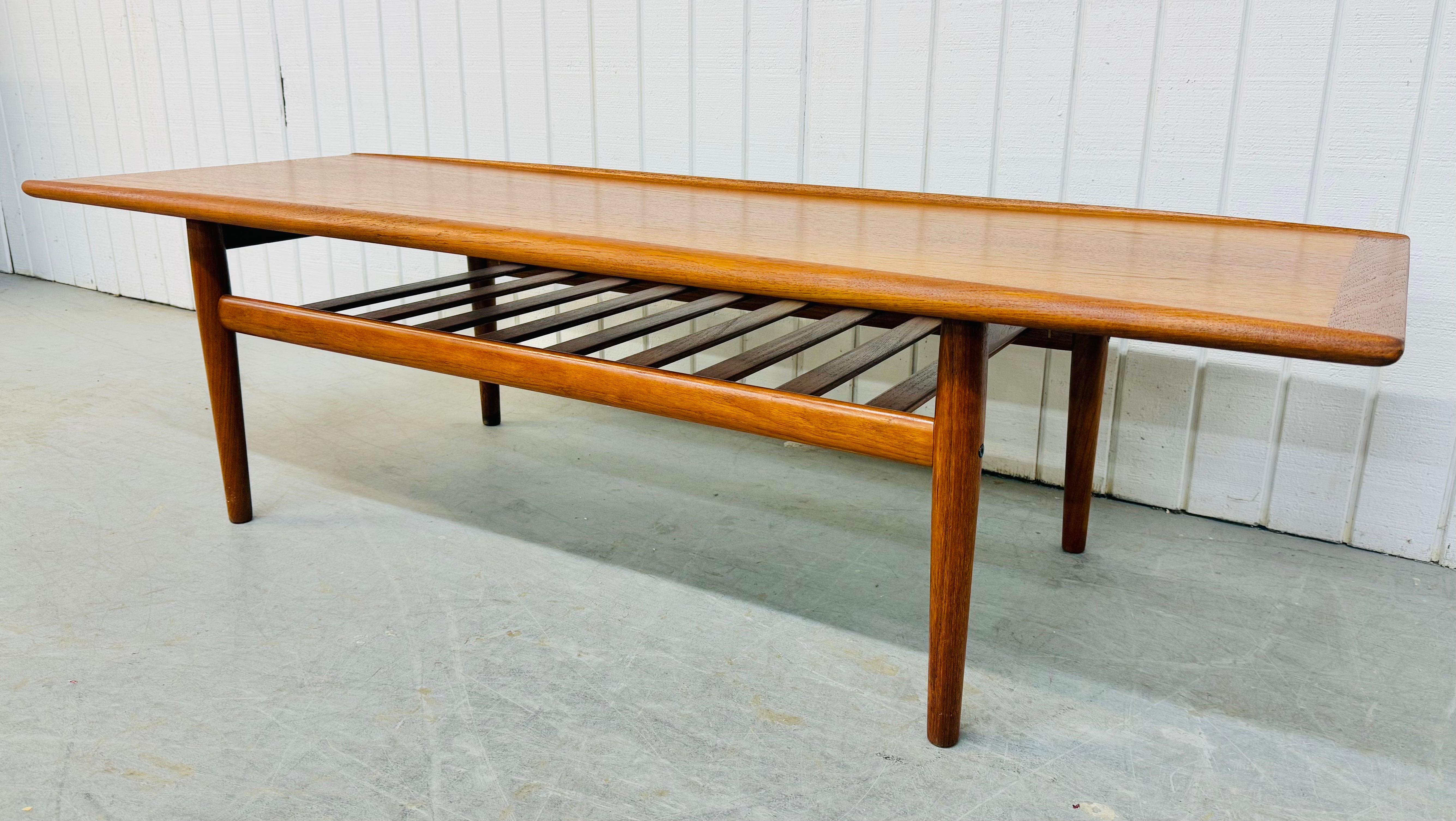 Danois Table basse en teck moderne danoise du milieu du siècle dernier en vente