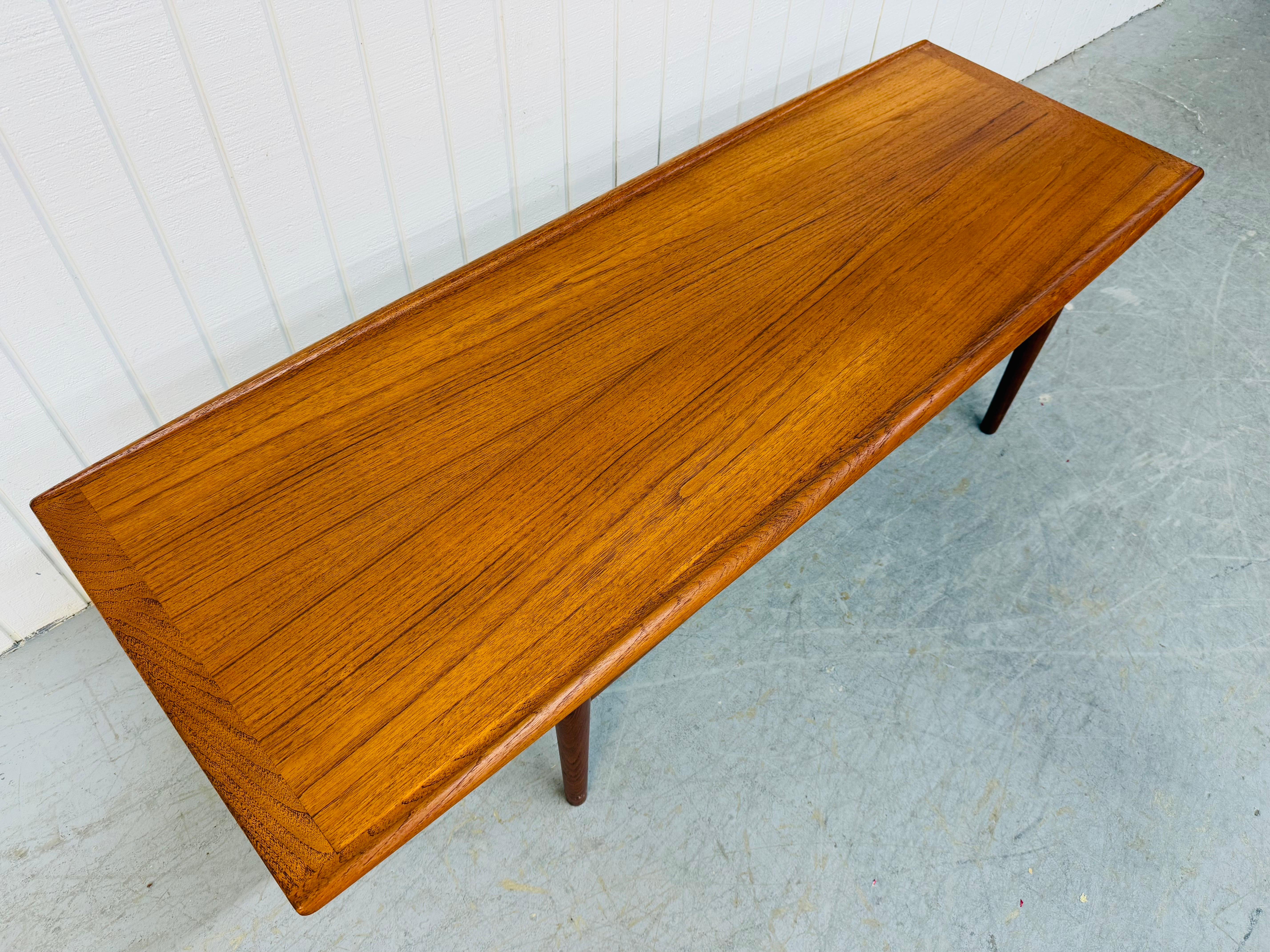 Table basse en teck moderne danoise du milieu du siècle dernier Bon état - En vente à Clarksboro, NJ