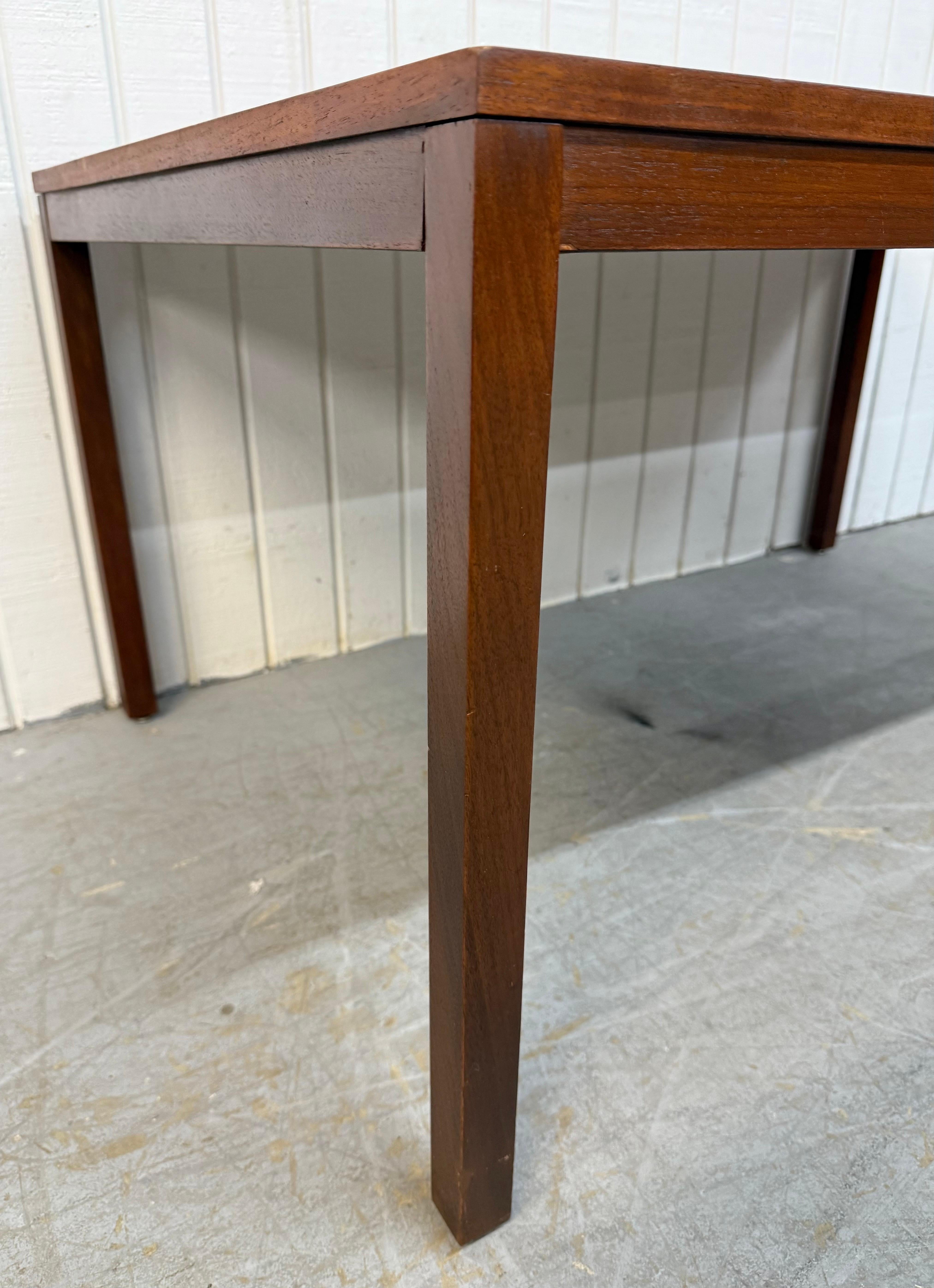 Table basse en teck moderne danoise du milieu du siècle dernier Bon état - En vente à Clarksboro, NJ