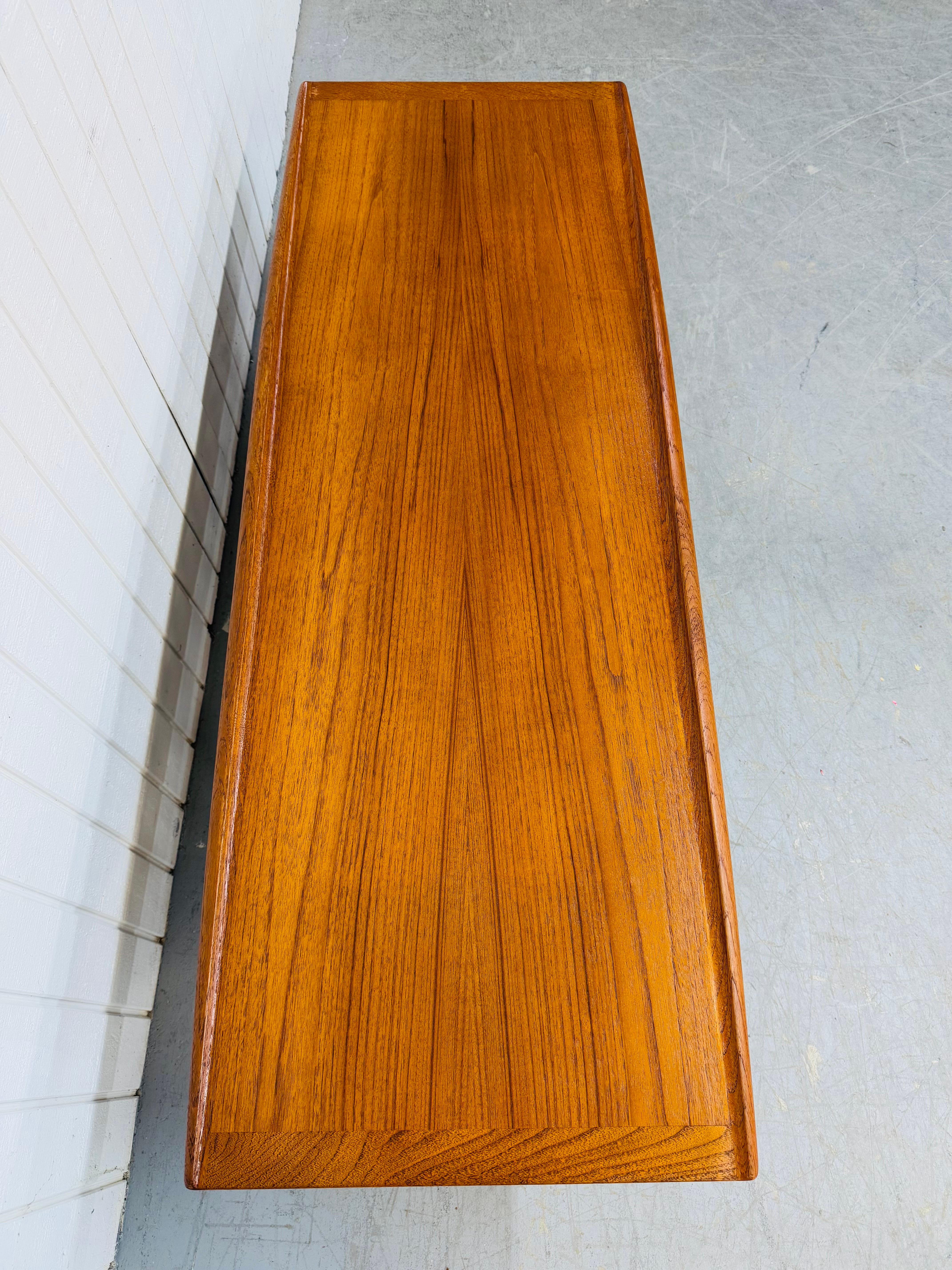 20ième siècle Table basse en teck moderne danoise du milieu du siècle dernier en vente
