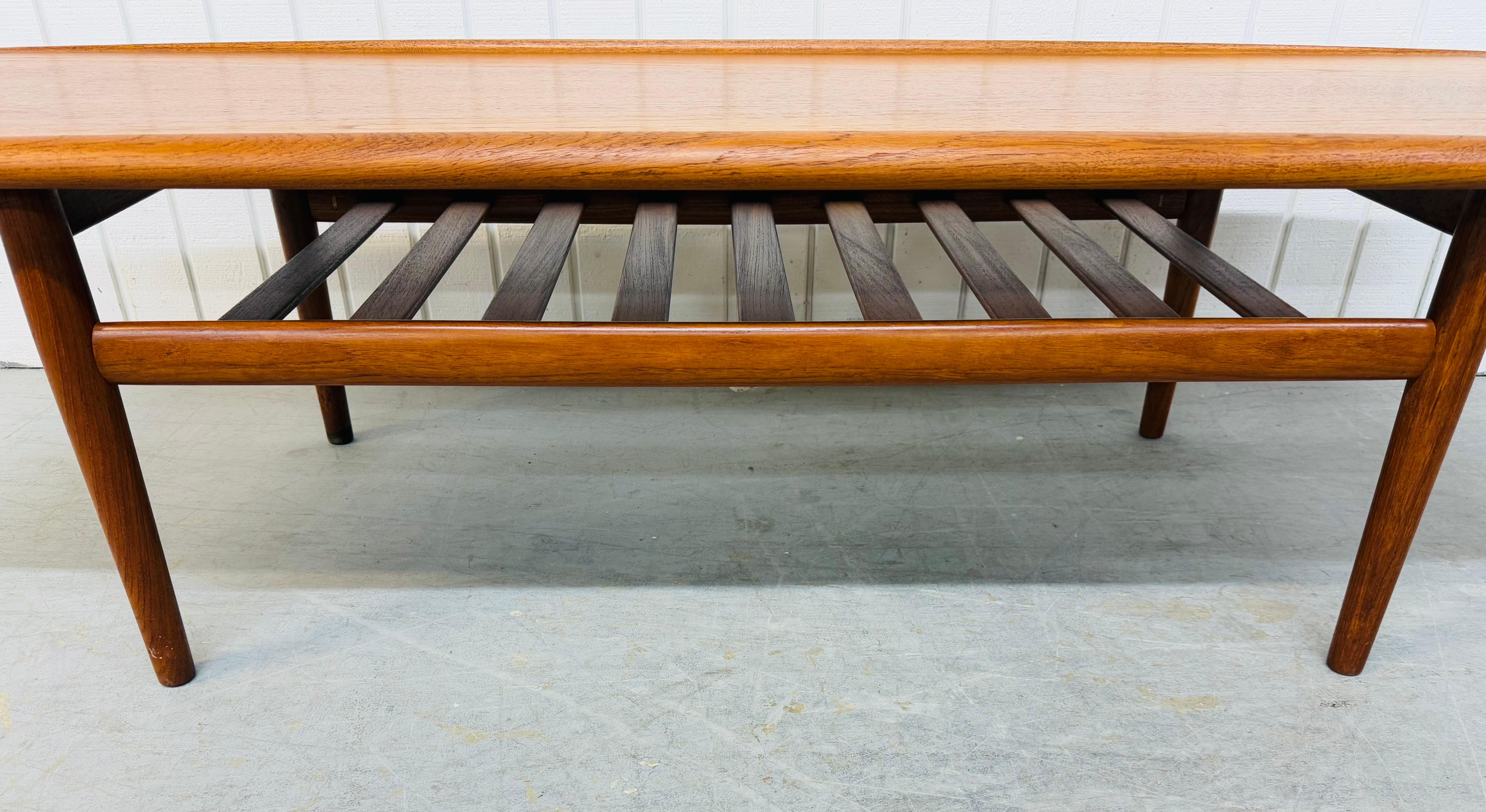 Table basse en teck moderne danoise du milieu du siècle dernier en vente 1