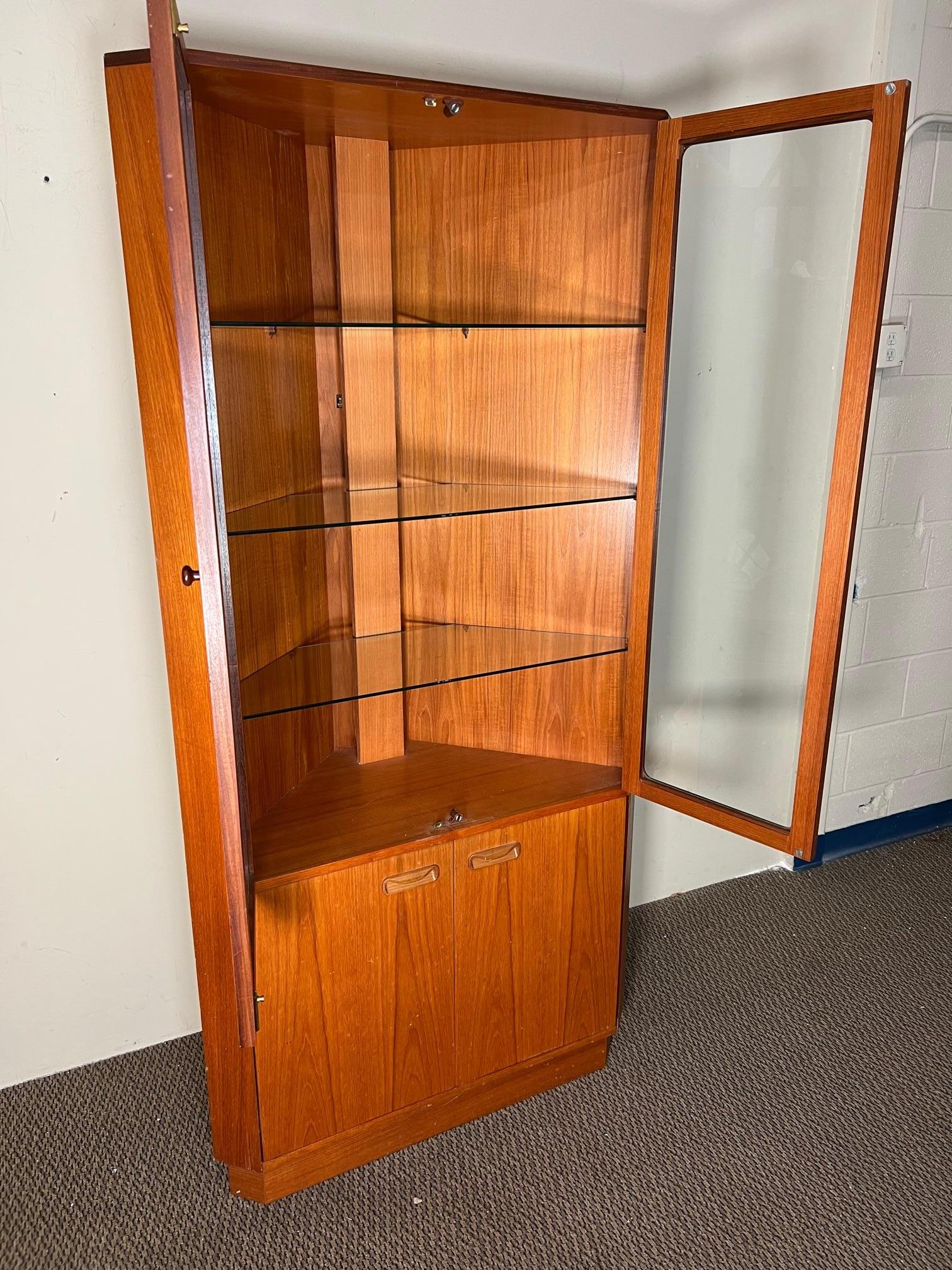 Outstanding teak corner cabinet by G Plan. Original label in the door. Adjustable glass shelves at the top. Adjustable wood shelf at the bottom.
Excellent vintage condition. Some stains on the top. Not visible though unless you stand on a step