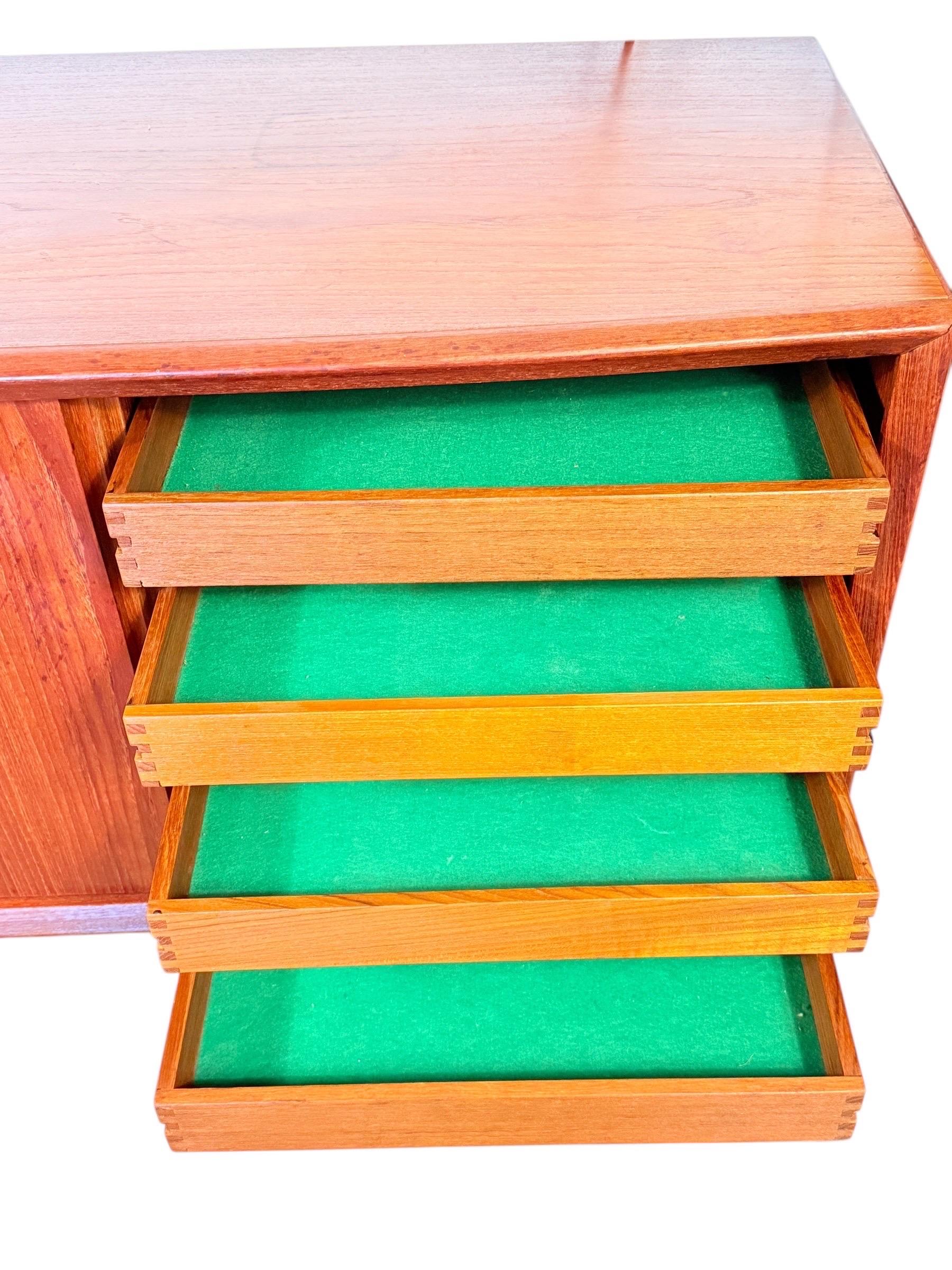 Dänische Teakholz-Credenza aus der Mitte des Jahrhunderts von H.P. Hansen im Angebot 5