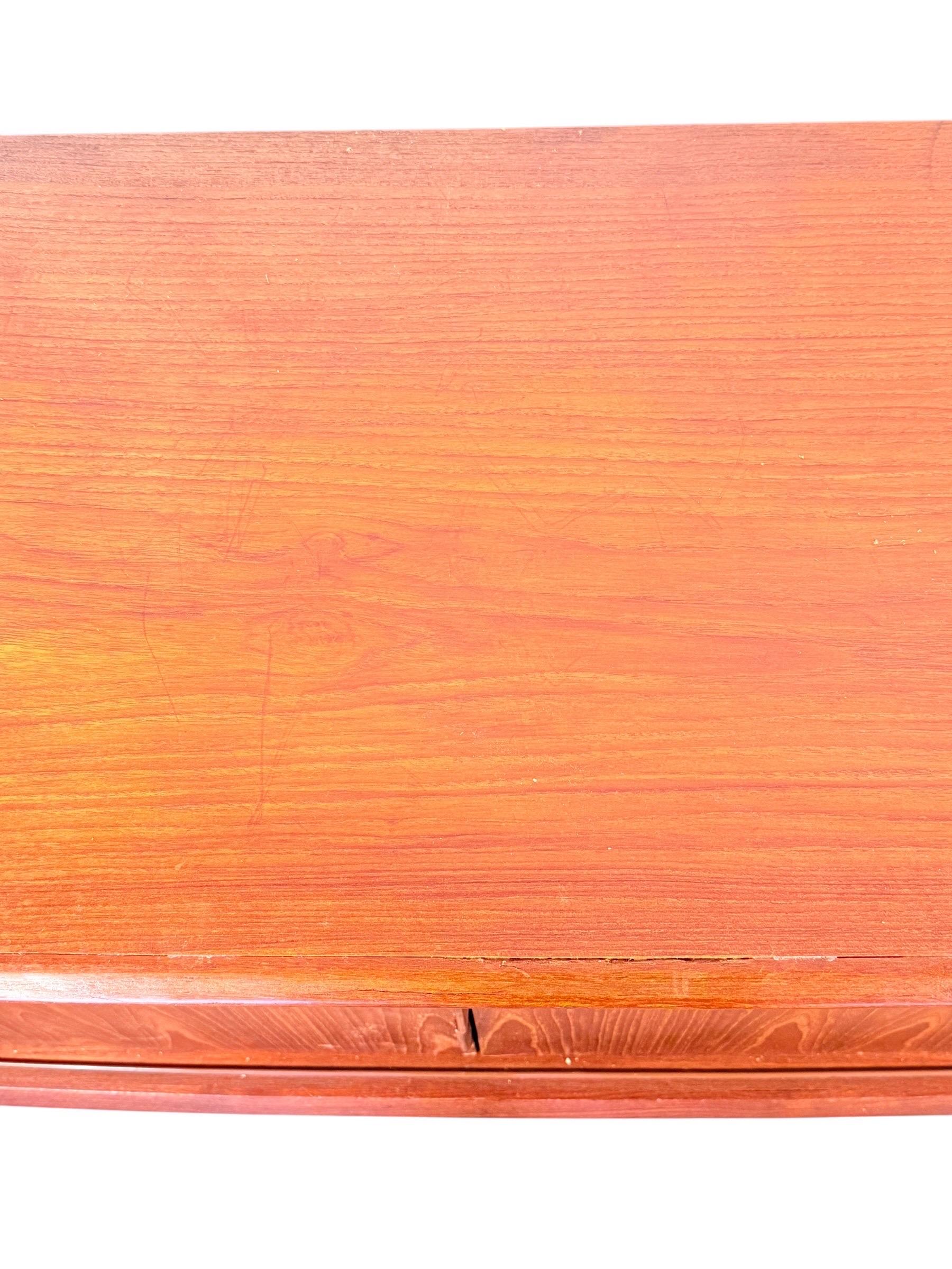 Dänische Teakholz-Credenza aus der Mitte des Jahrhunderts von H.P. Hansen im Angebot 6