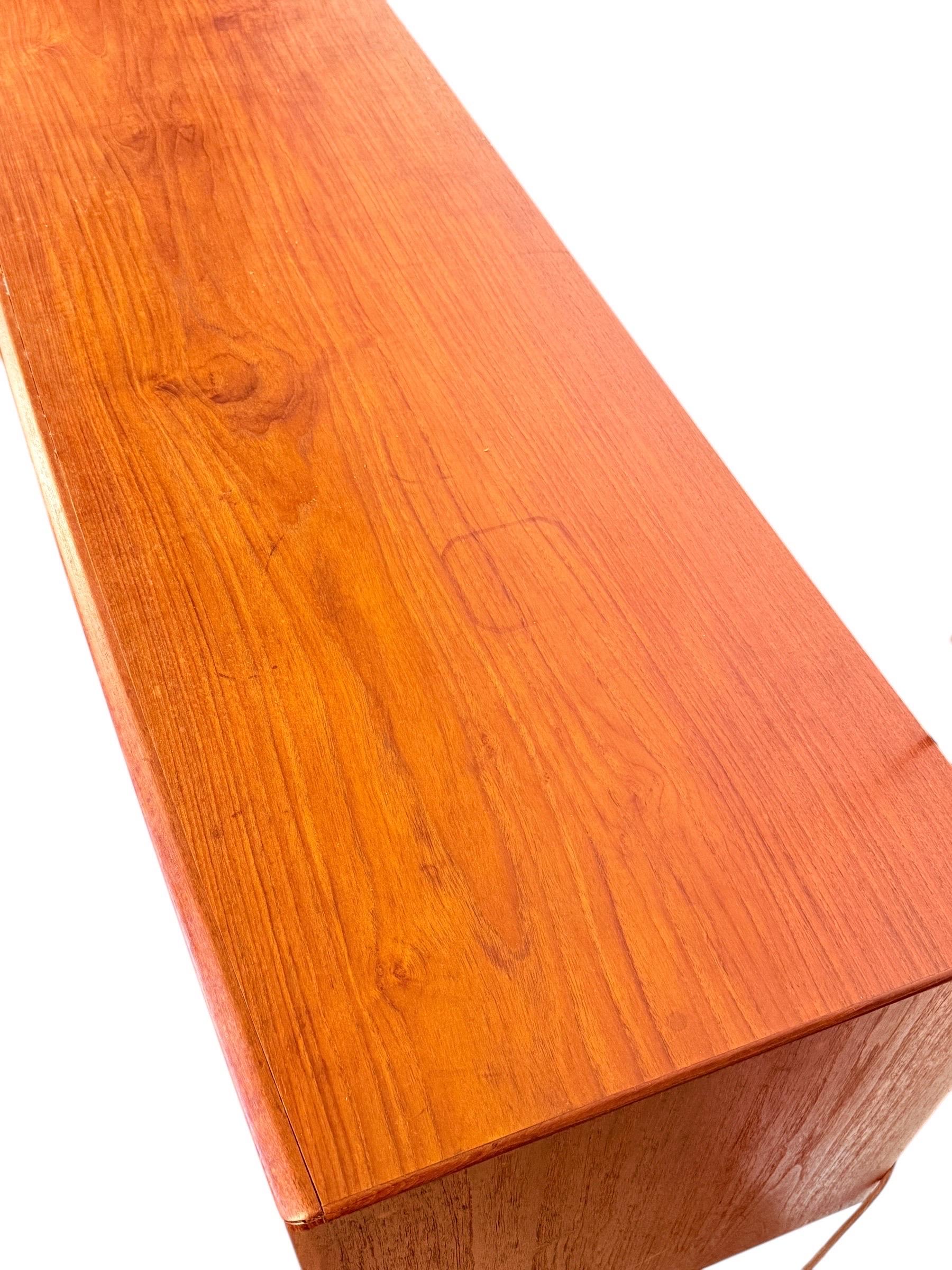 Dänische Teakholz-Credenza aus der Mitte des Jahrhunderts von H.P. Hansen im Angebot 7
