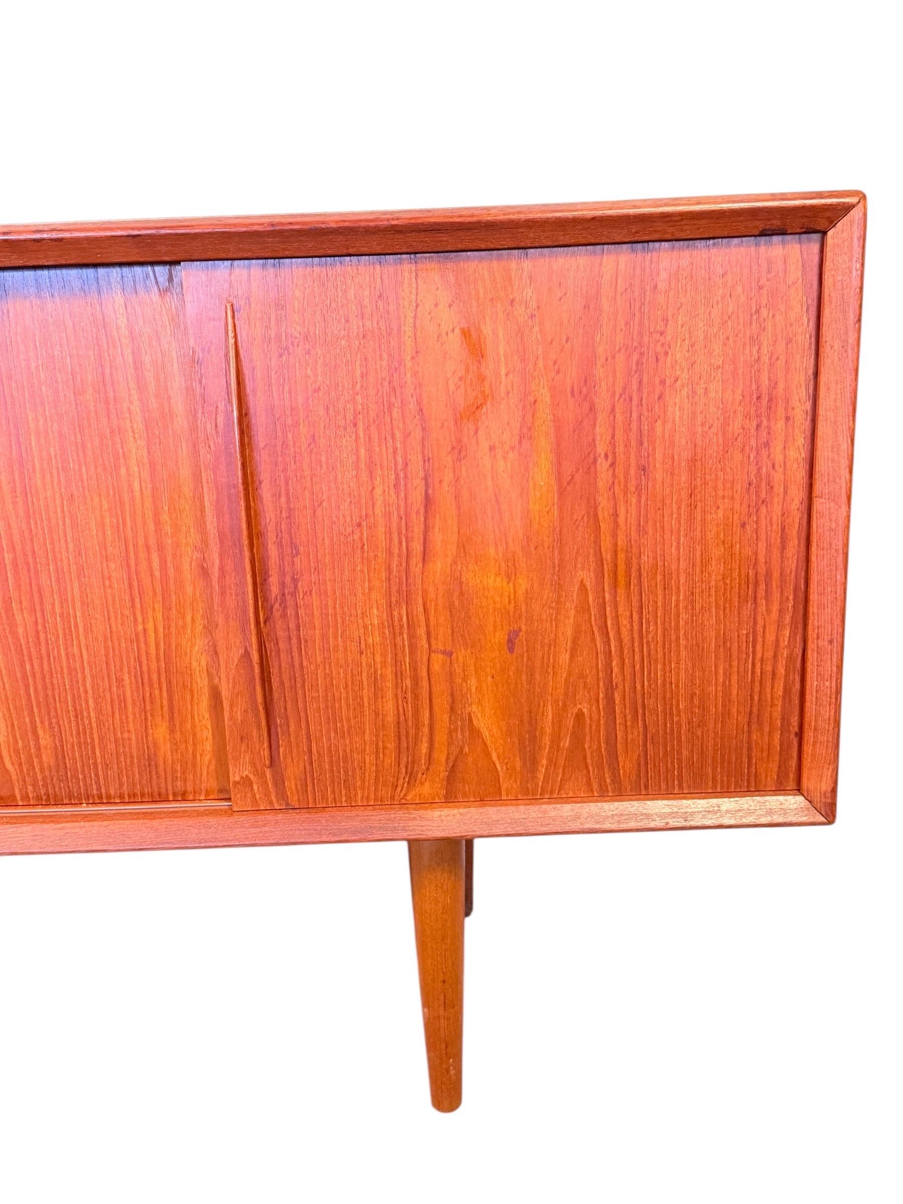 Dänische Teakholz-Credenza aus der Mitte des Jahrhunderts von H.P. Hansen im Angebot 8