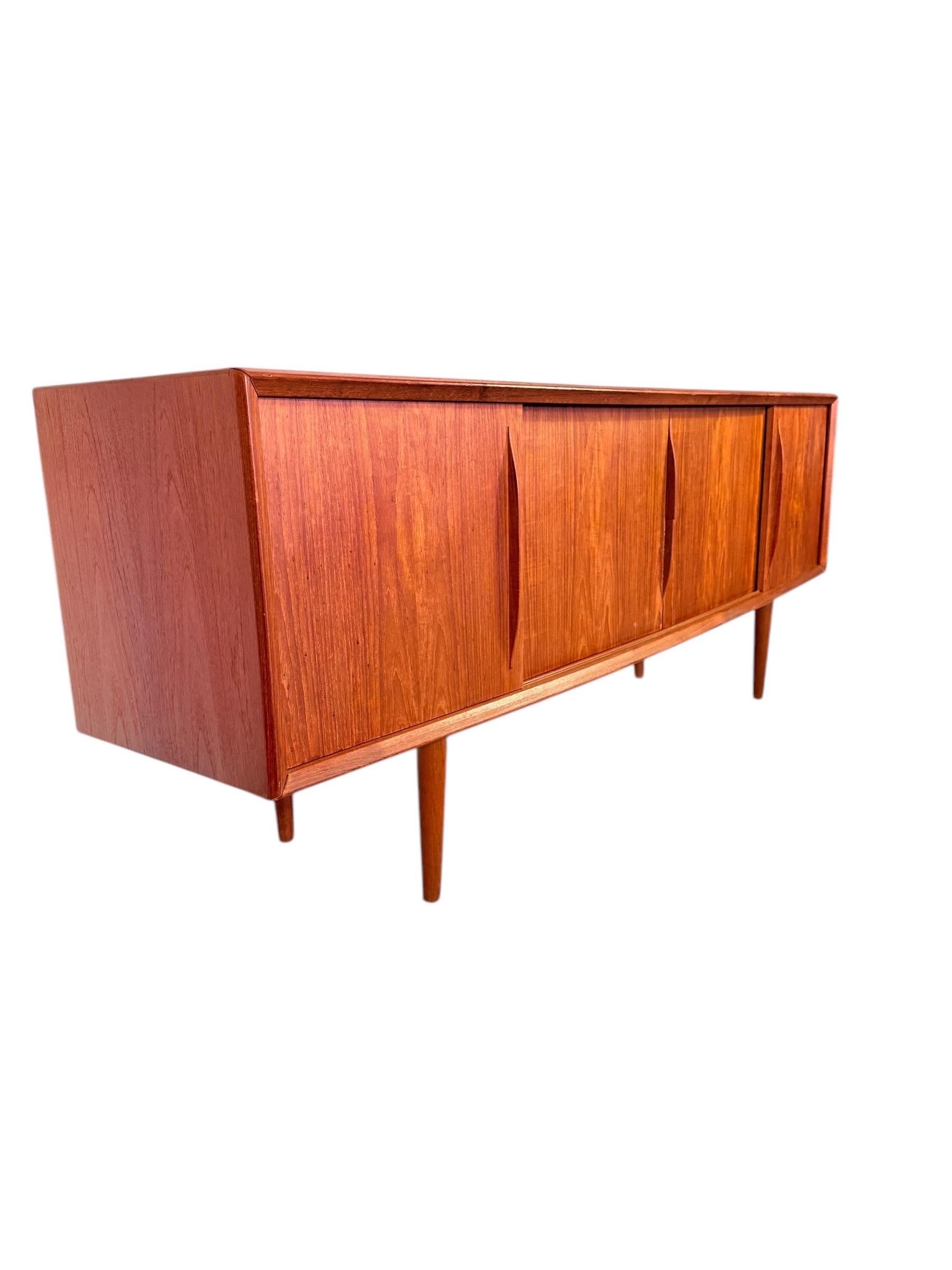 Diese moderne dänische Teakholz-Credenza aus der Mitte des Jahrhunderts von H.P. Hansen ist ein geradliniges, ausgewogenes Stück mit zeitlosem Reiz. Mit einer Länge von 79