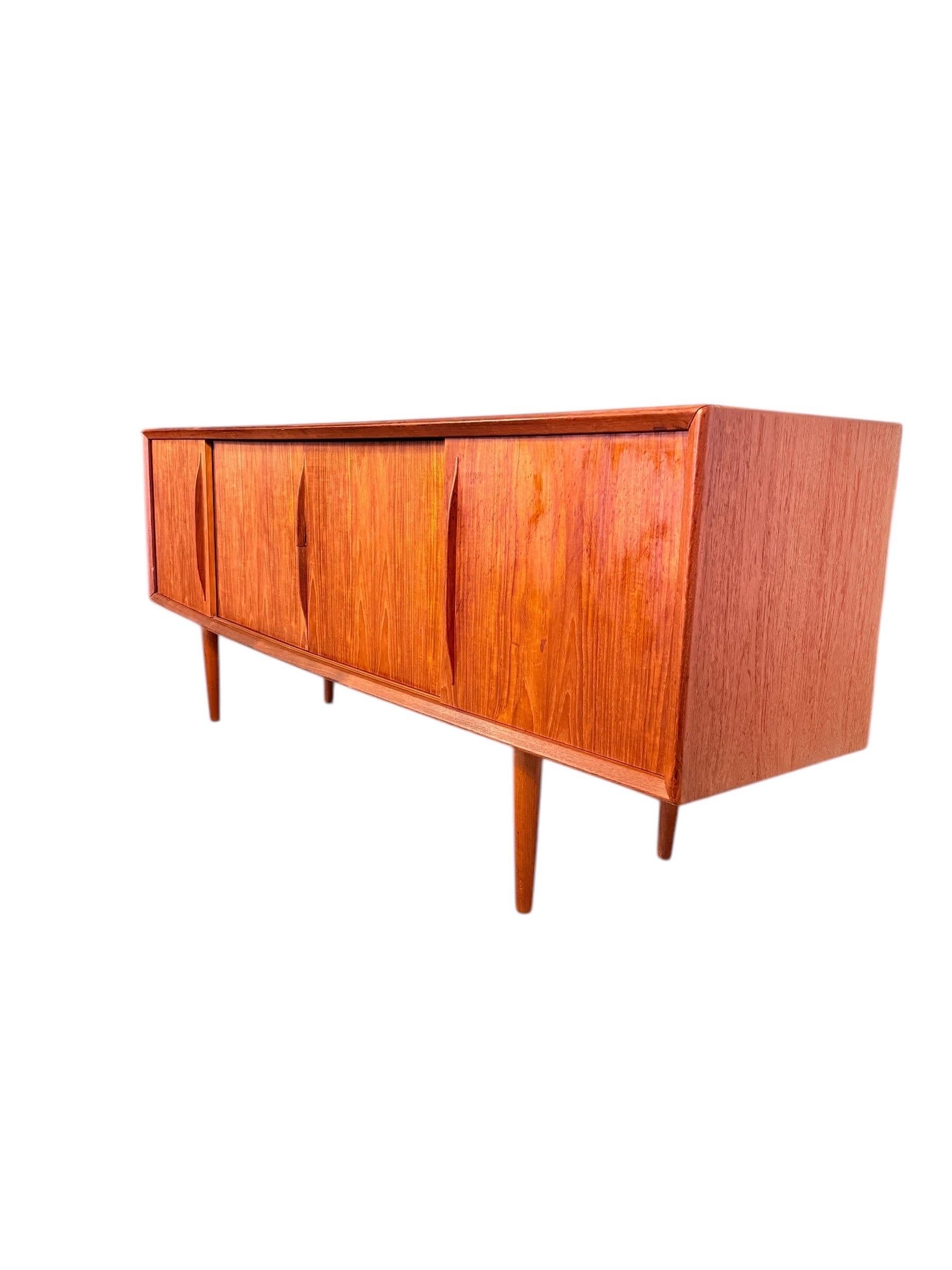 Dänische Teakholz-Credenza aus der Mitte des Jahrhunderts von H.P. Hansen (Moderne der Mitte des Jahrhunderts) im Angebot