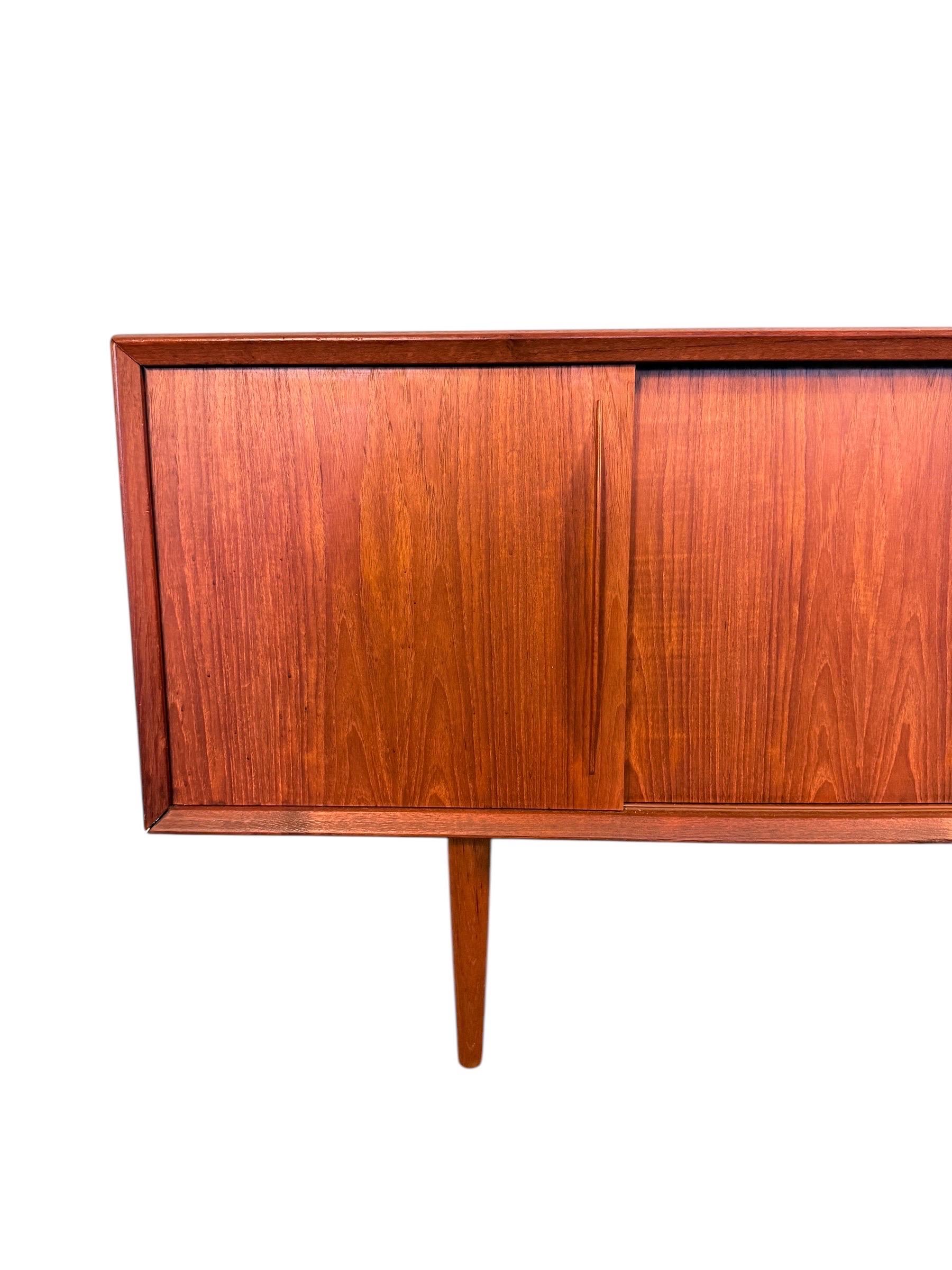 Dänische Teakholz-Credenza aus der Mitte des Jahrhunderts von H.P. Hansen im Zustand „Gut“ im Angebot in Brooklyn, NY