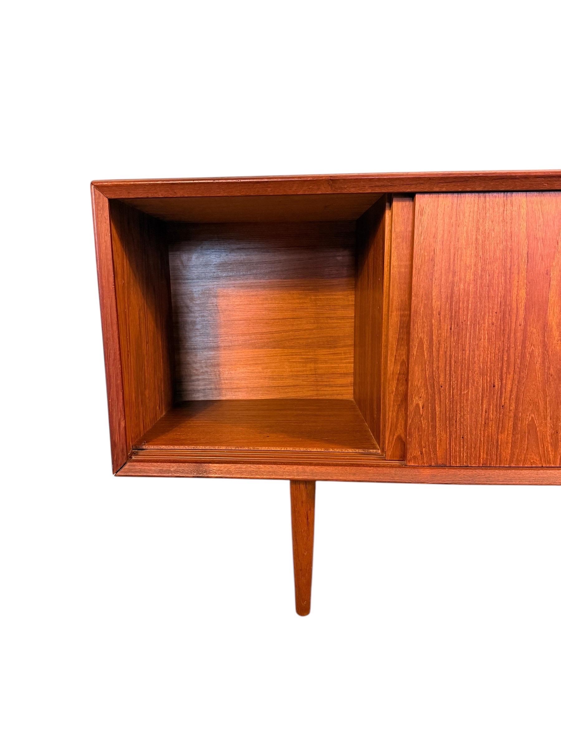 Dänische Teakholz-Credenza aus der Mitte des Jahrhunderts von H.P. Hansen (20. Jahrhundert) im Angebot
