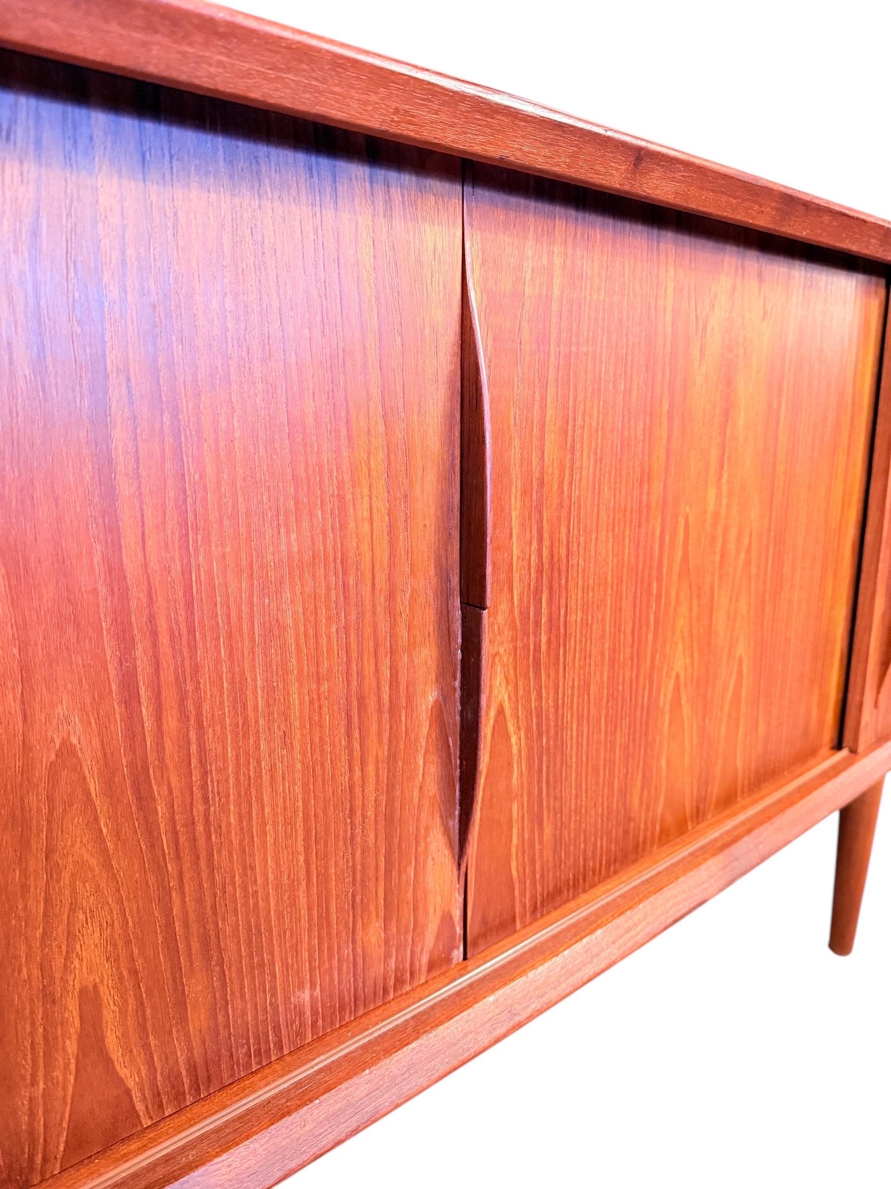 Dänische Teakholz-Credenza aus der Mitte des Jahrhunderts von H.P. Hansen im Angebot 1
