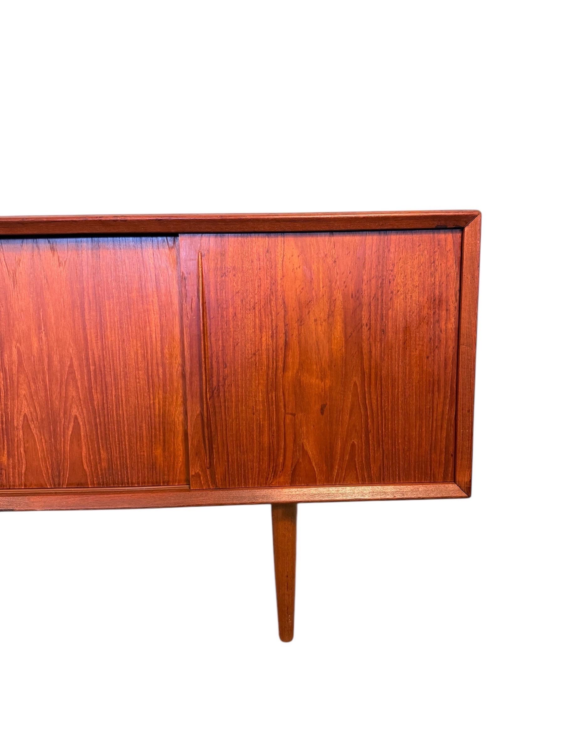 Dänische Teakholz-Credenza aus der Mitte des Jahrhunderts von H.P. Hansen im Angebot 3