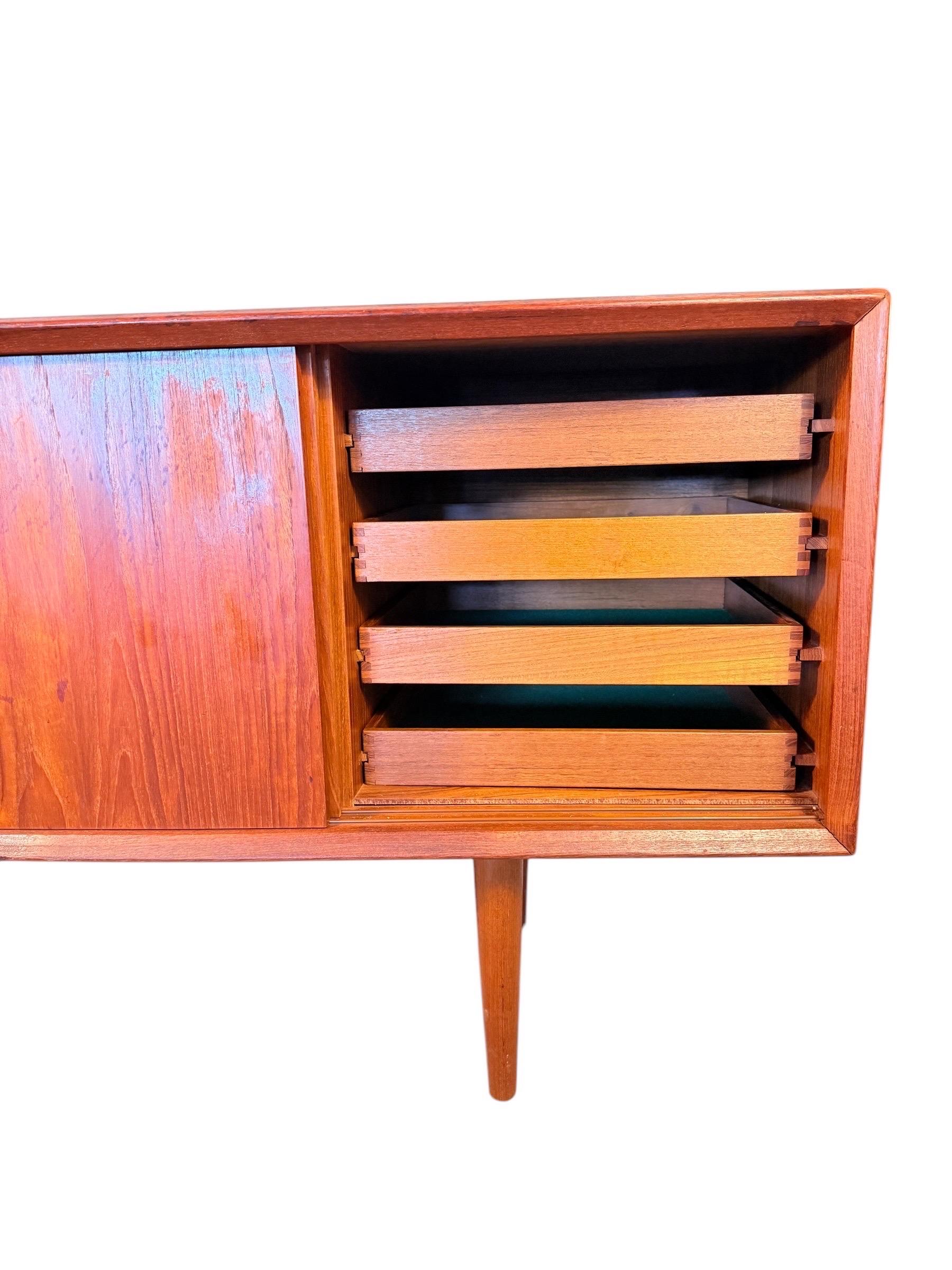 Dänische Teakholz-Credenza aus der Mitte des Jahrhunderts von H.P. Hansen im Angebot 4