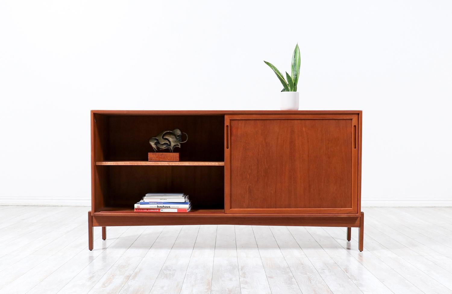 Expertly Restored - Mid-Century Danish Modern Teak Credenza by William Watting In Excellent Condition For Sale In Los Angeles, CA