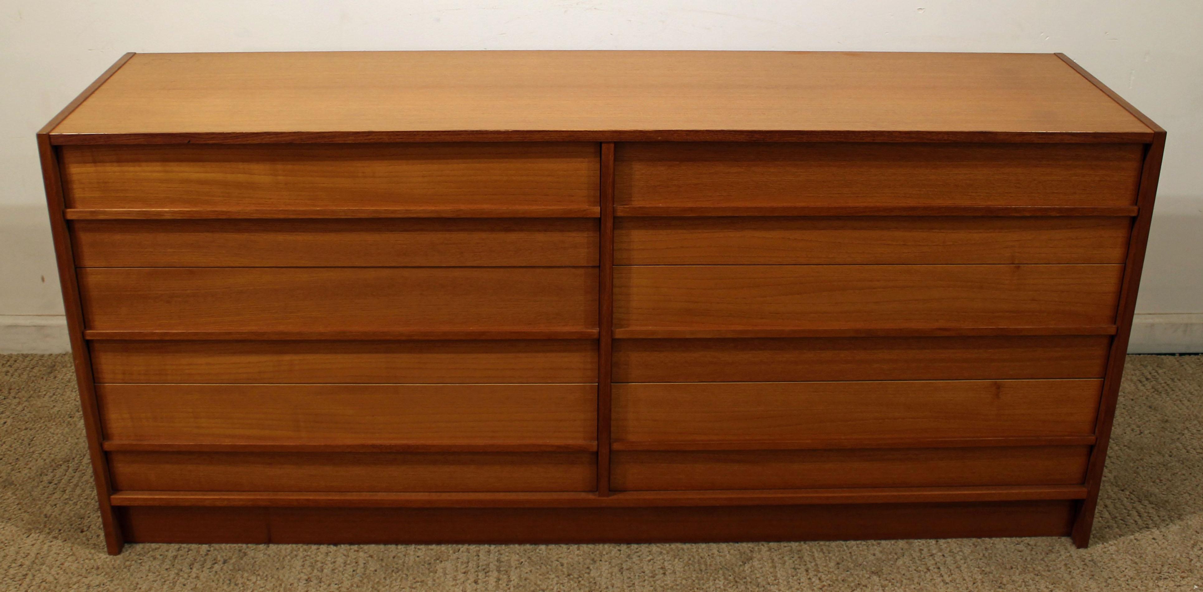 Offered is a Danish modern teak dresser with six drawers. It is in good condition, showing normal age wear, but nothing overly noticeable. It is not signed. This piece came out of a local estate. 

Dimensions:
59.25