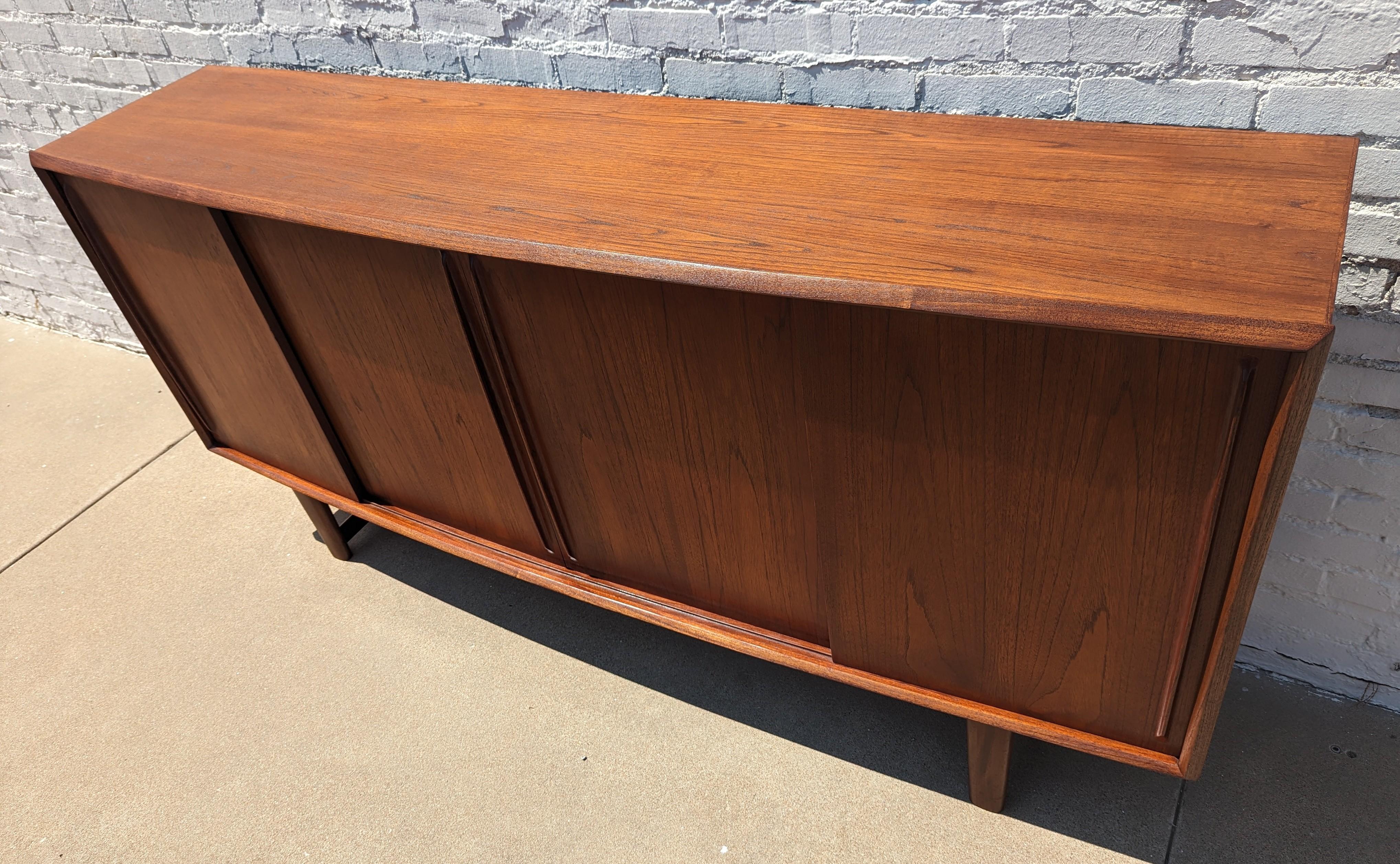 Mid Century Danish Modern Teak Credenza in Manier von Arne Vodder im Angebot 6