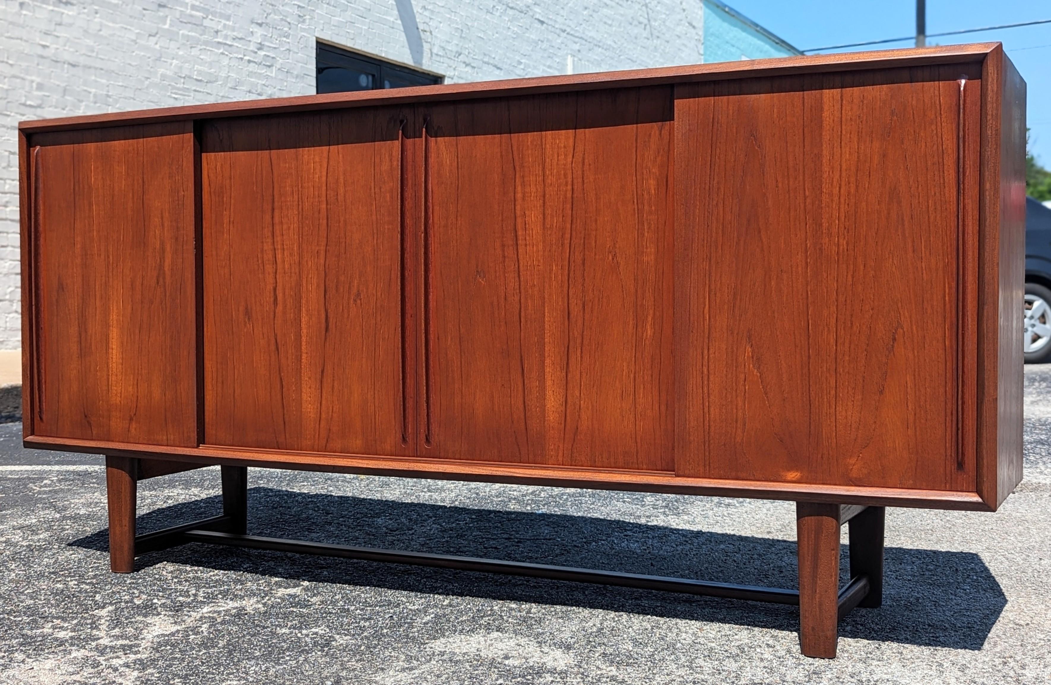 Mid Century Danish Modern Teak Credenza in Manier von Arne Vodder (Skandinavische Moderne) im Angebot