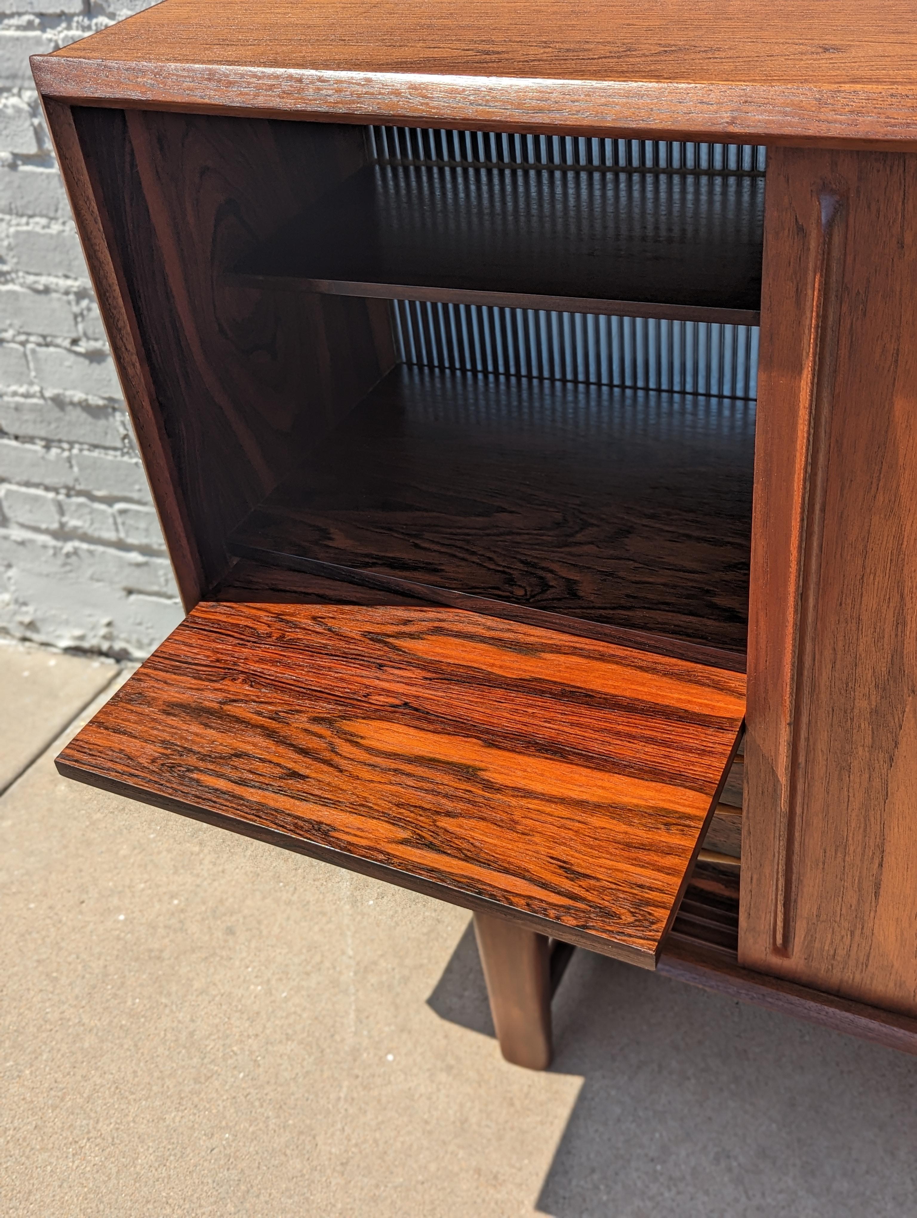 Mid Century Danish Modern Teak Credenza in Manier von Arne Vodder (Mitte des 20. Jahrhunderts) im Angebot