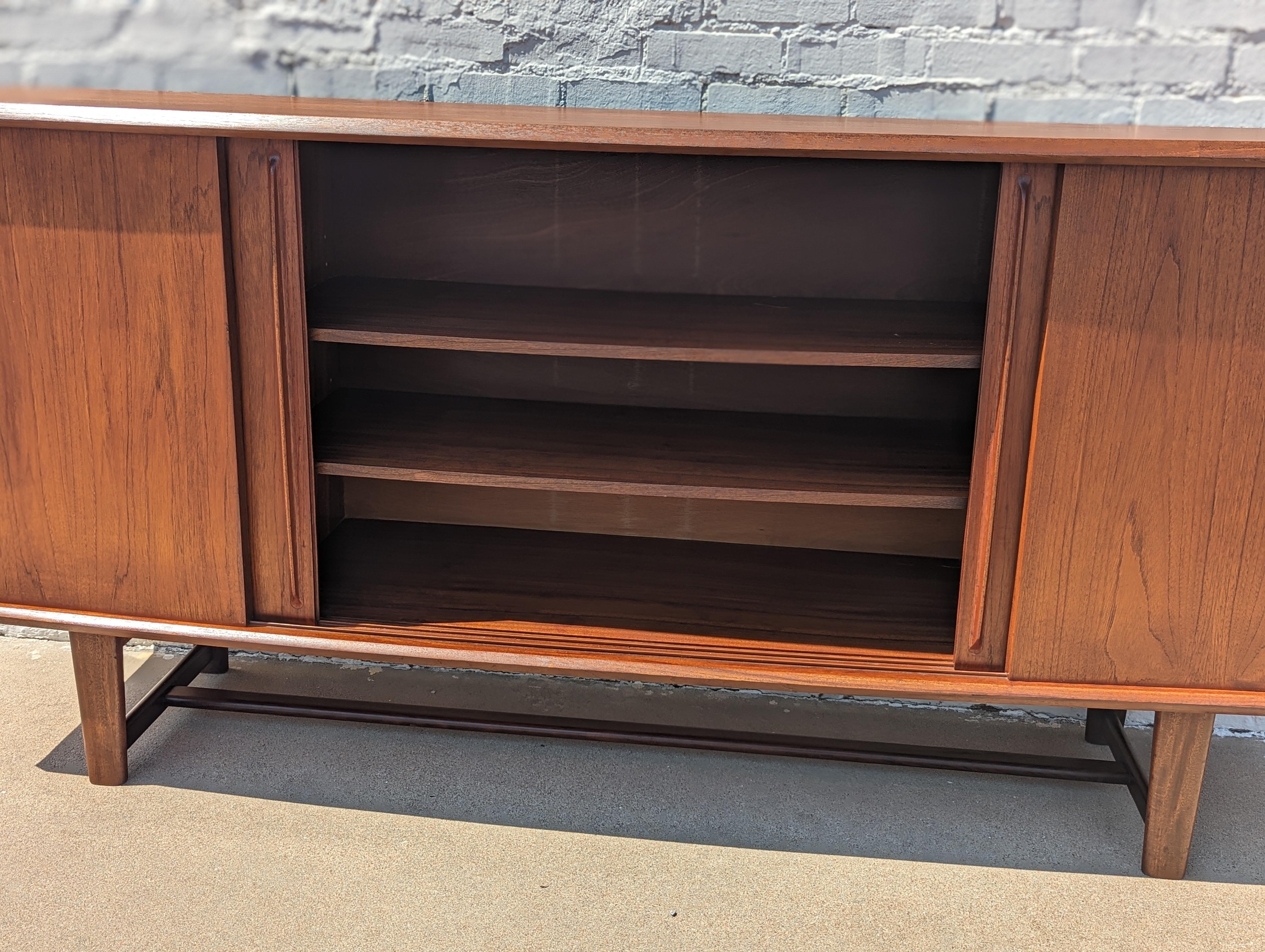 Mid Century Danish Modern Teak Credenza in Manier von Arne Vodder (Teakholz) im Angebot