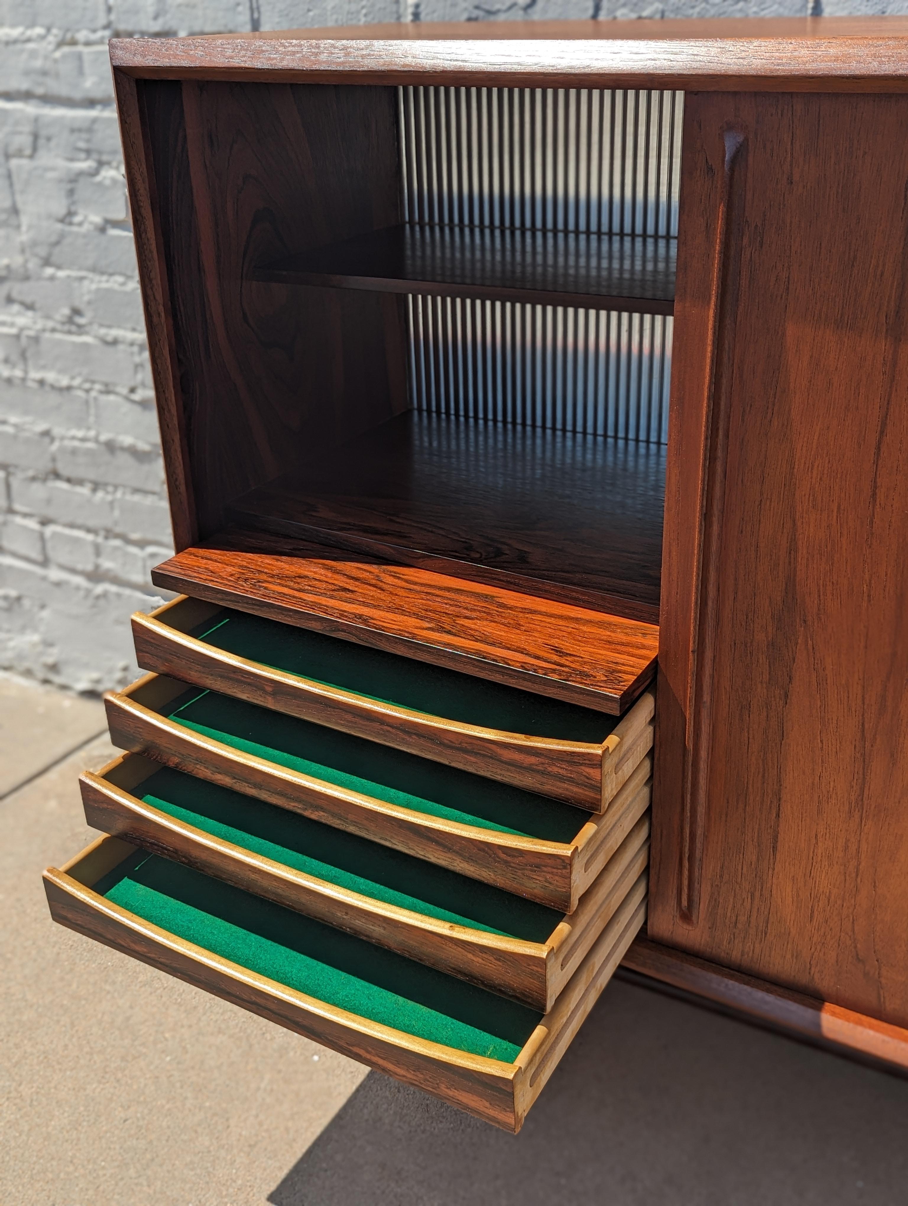 Mid Century Danish Modern Teak Credenza in Manier von Arne Vodder im Angebot 1