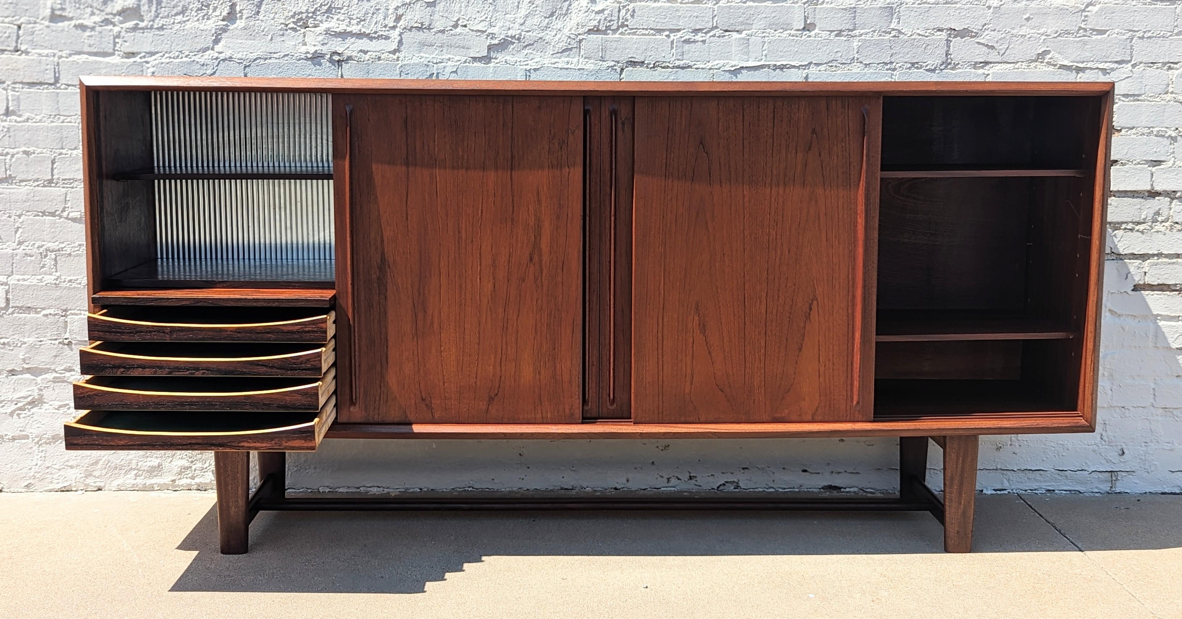 Mid Century Danish Modern Teak Credenza in Manier von Arne Vodder im Angebot 2