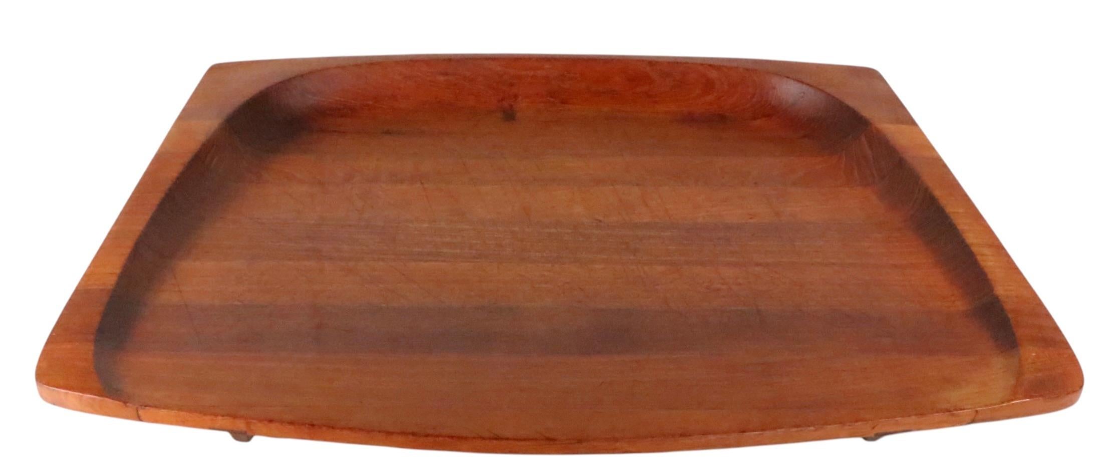 Grande planche à découper danoise du milieu du siècle dernier en teck massif, design attribué à Jens Quistgaard, fabrication attribuée à Dansk.
 Cet exemple est structurellement sain et robuste,  la surface de coupe présente des marques de couteau