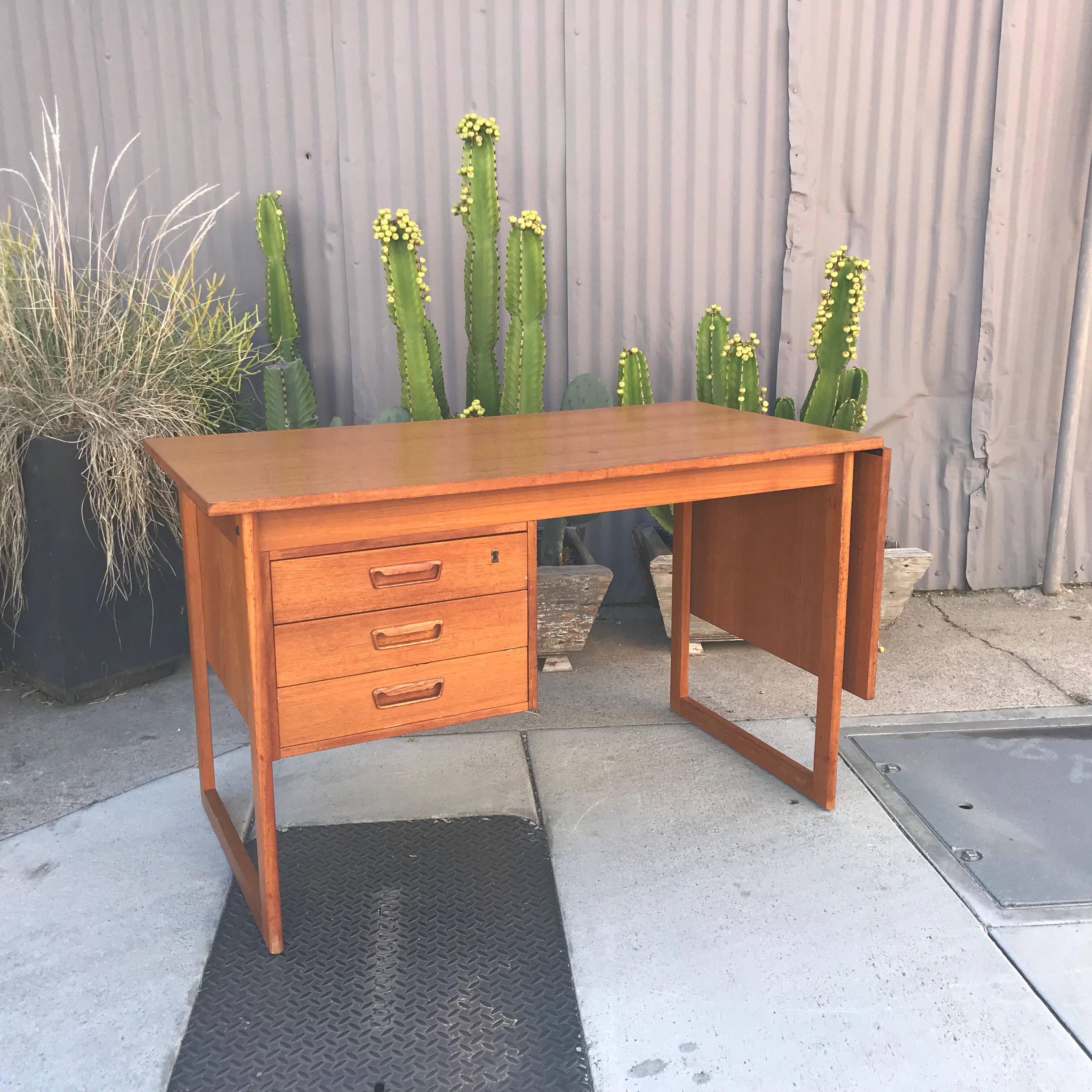 For your consideration a midcentury Danish modern teak desk.

Dimensions: 66 3/8