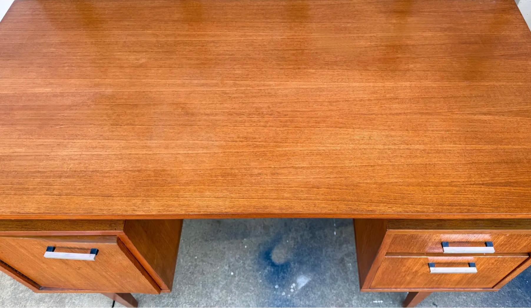Mid-Century Danish Modern Teak Desk Or Vanity With Floating Top In Good Condition For Sale In Kennesaw, GA