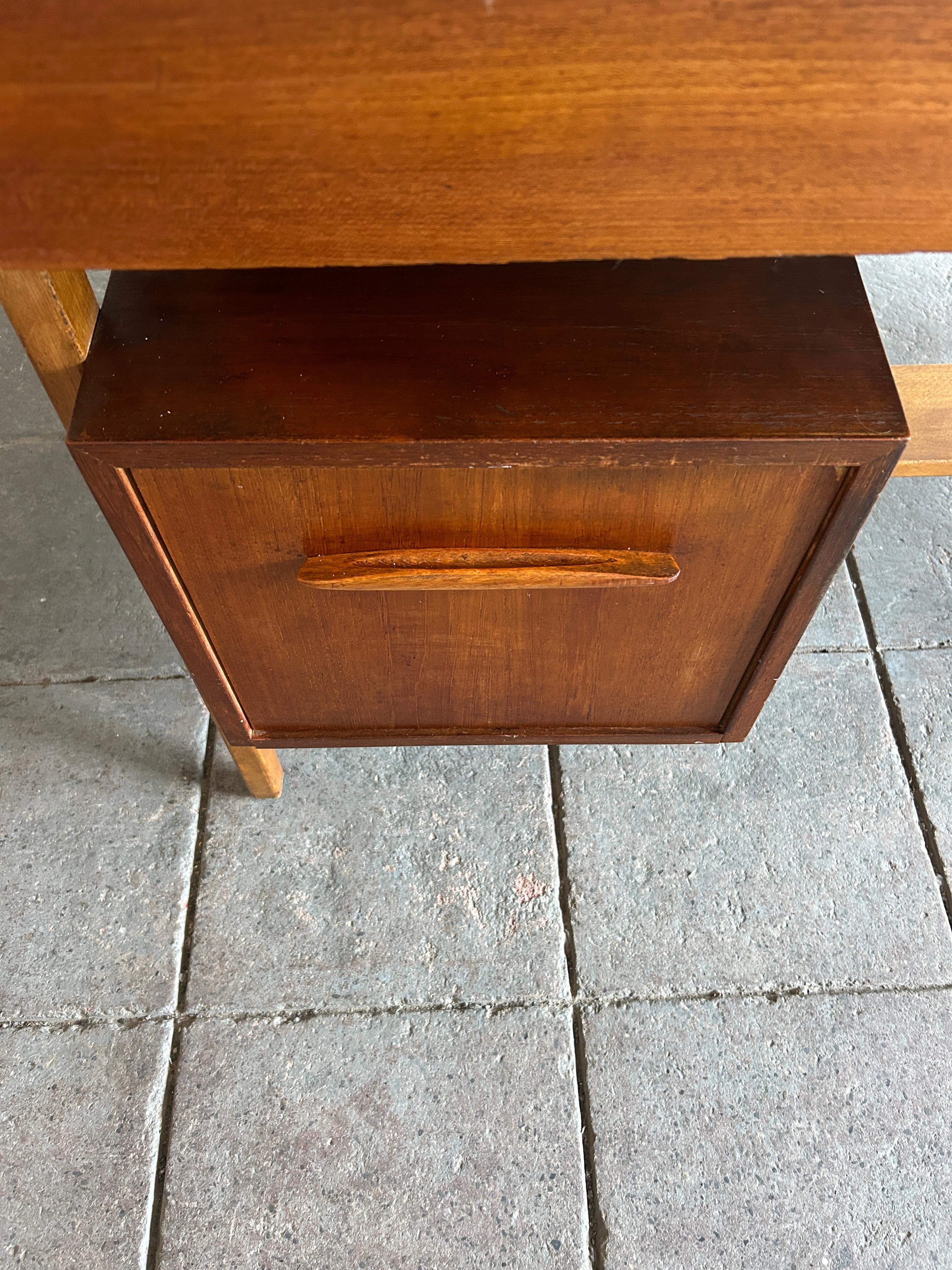 Dänischer moderner Teakholz-Schreibtisch aus der Mitte des Jahrhunderts mit 3 Schubladen  im Angebot 5