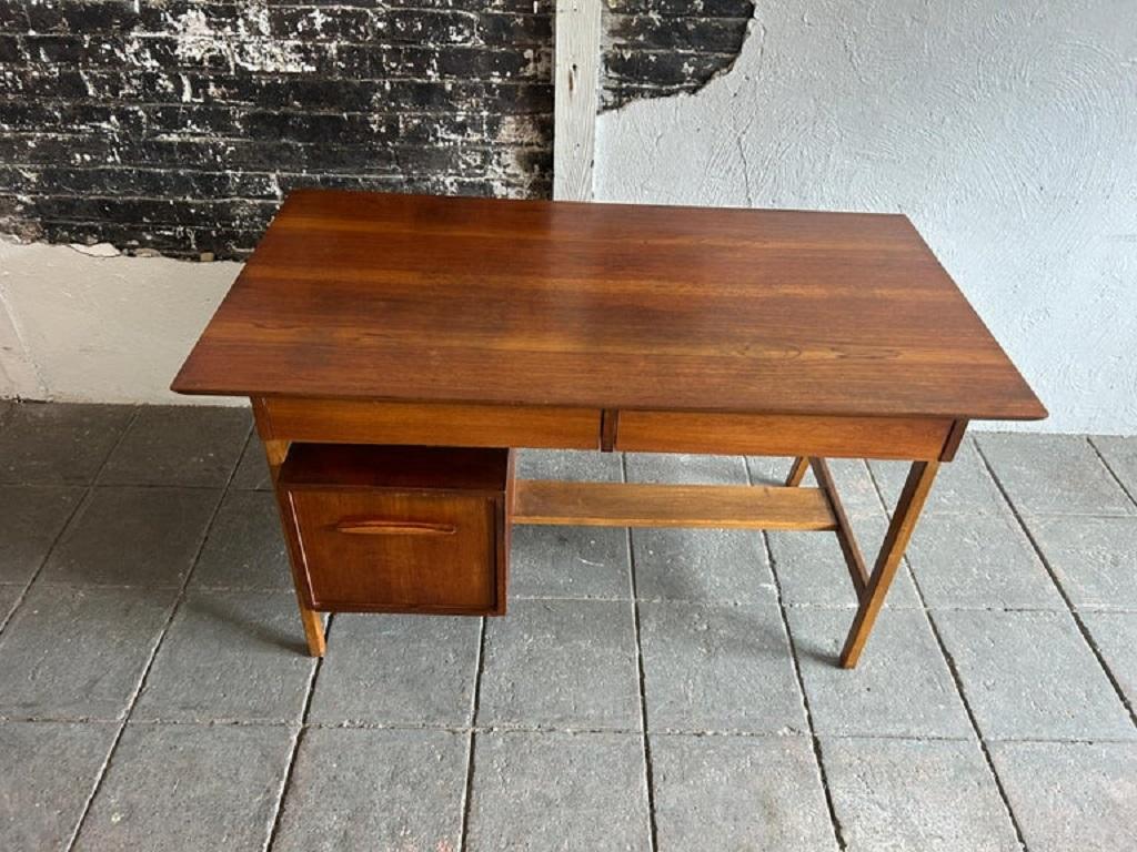 Mid-Century moderno Scrivania in teak moderno danese del metà secolo con 3 cassetti in vendita