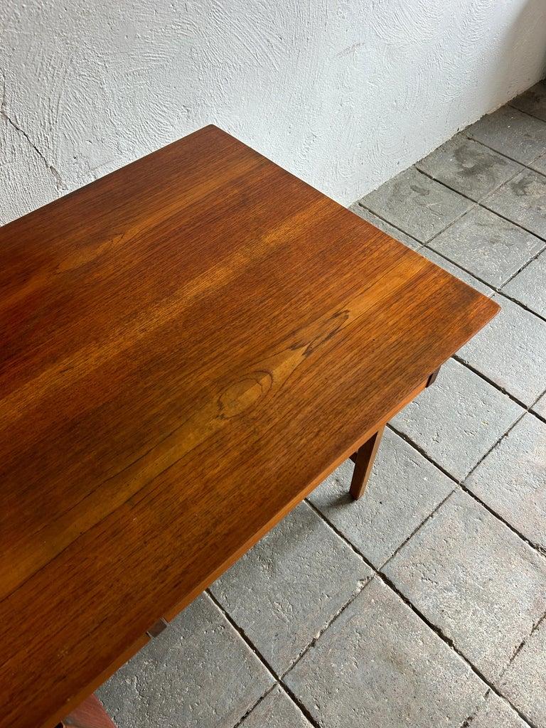 Falegnameria Scrivania in teak moderno danese del metà secolo con 3 cassetti in vendita