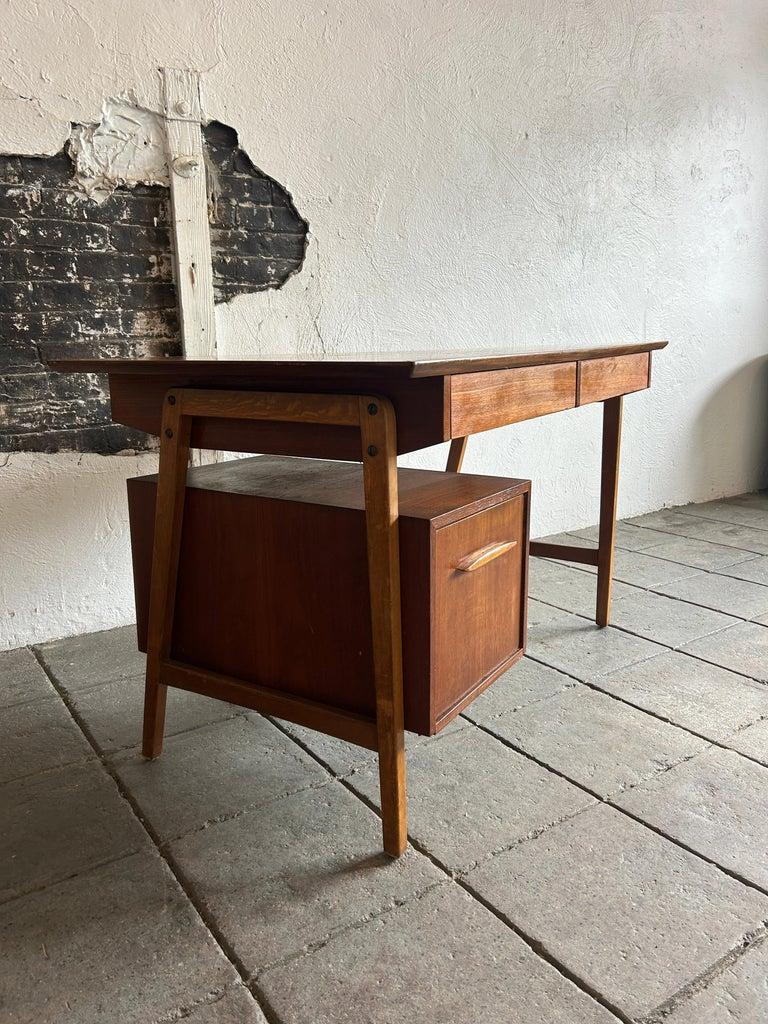 Scrivania in teak moderno danese del metà secolo con 3 cassetti in vendita 1