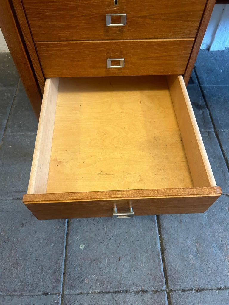 Danois Bureau danois moderne du milieu du siècle dernier avec poignées en nickel avec clé en vente