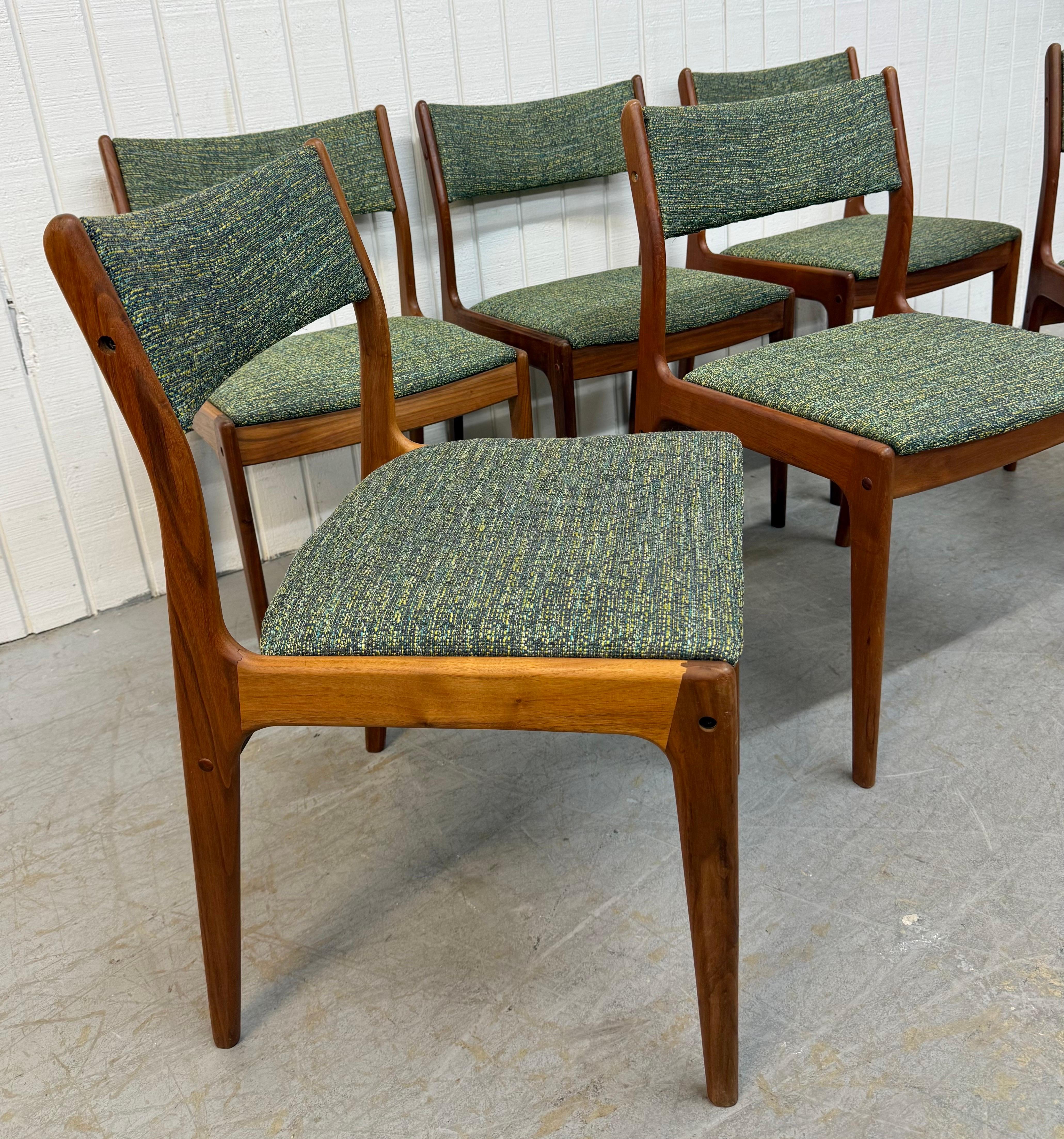 Questa inserzione si riferisce a un set di sei sedie da pranzo in teak moderne danesi del metà del secolo. Caratterizzata da un design lineare, telai in legno massiccio, nuova imbottitura dei sedili e dello schienale e una splendida finitura in