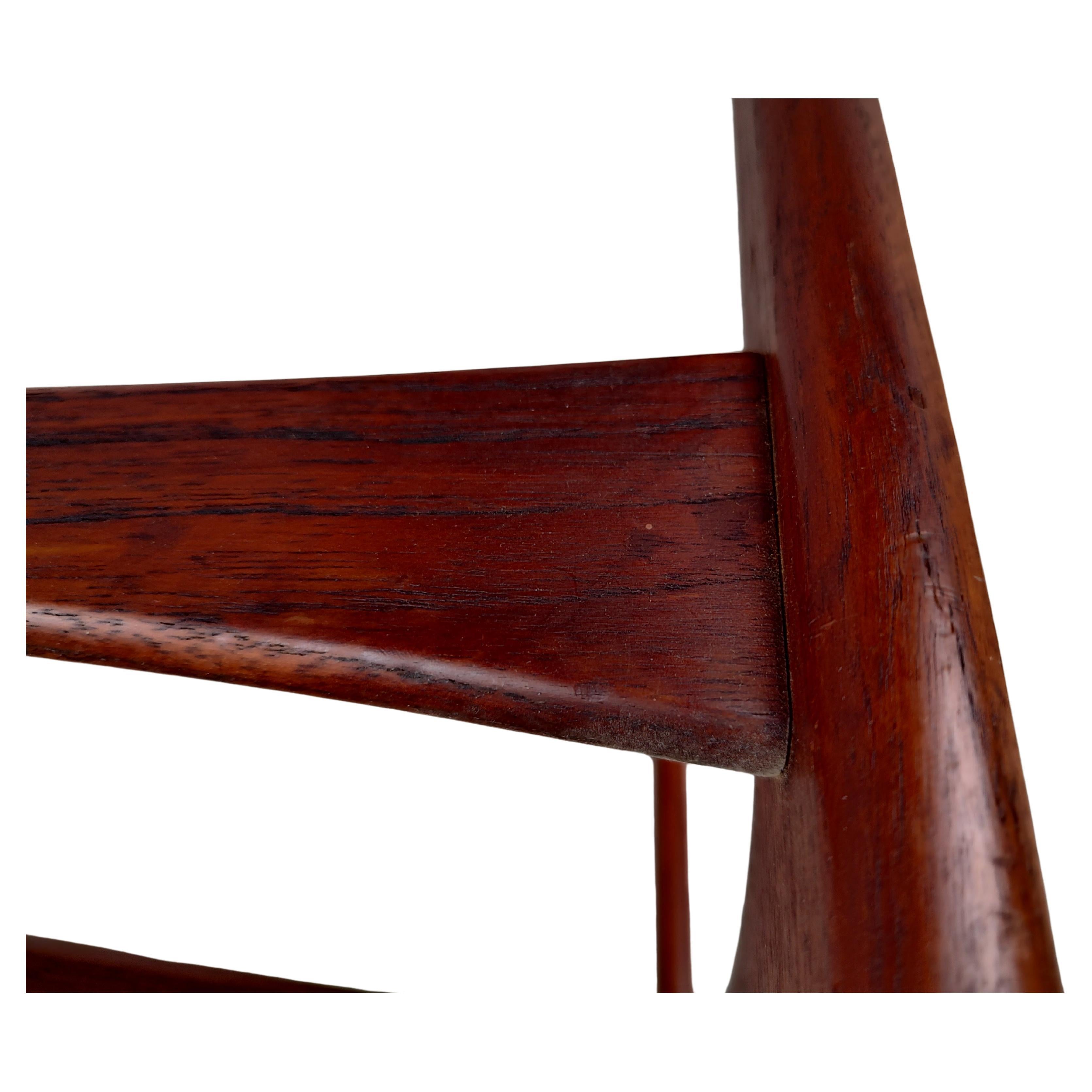 Favolosa poltrona in teak per la sala da pranzo o come sedia da scrivania. La tappezzeria originale è stata tolta dallo schienale e dal sedile. In eccellenti condizioni vintage con un'usura minima.