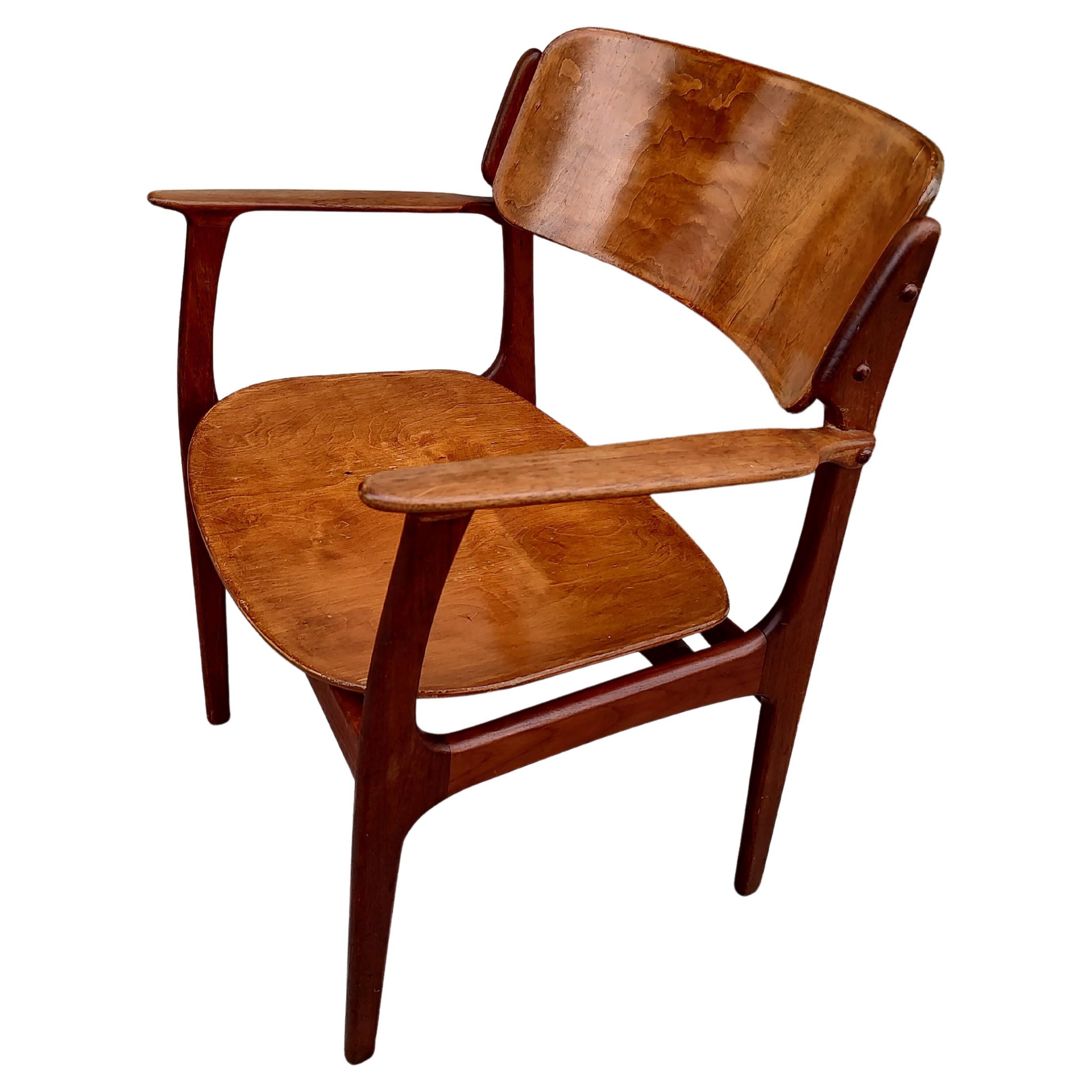 Scandinavo moderno Sedia da scrivania in teak moderna danese del Mid Century di Erik Buch in vendita