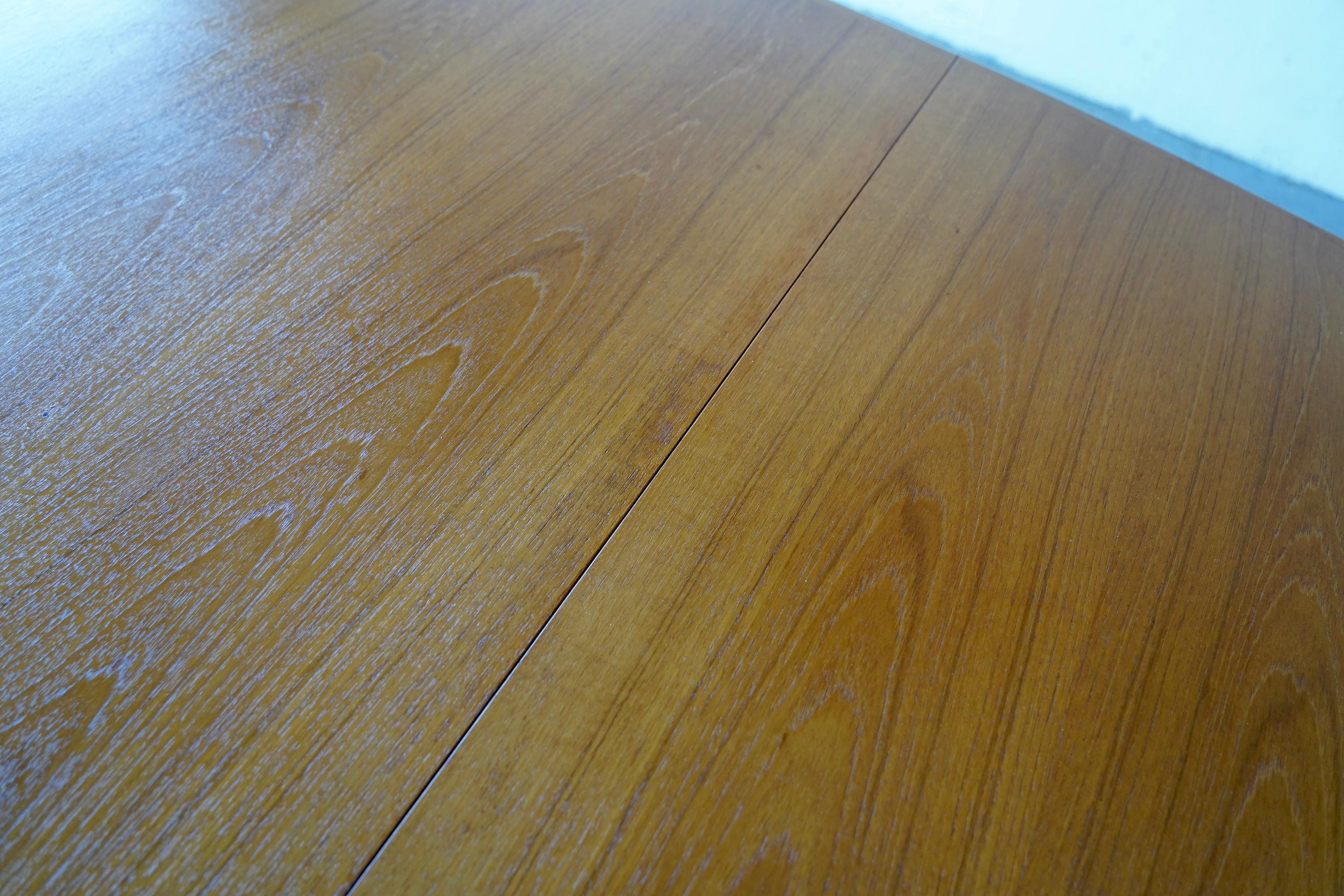 Mid-Century Danish Modern Teak Dining Table by Benny Linden with Two Leaves For Sale 4