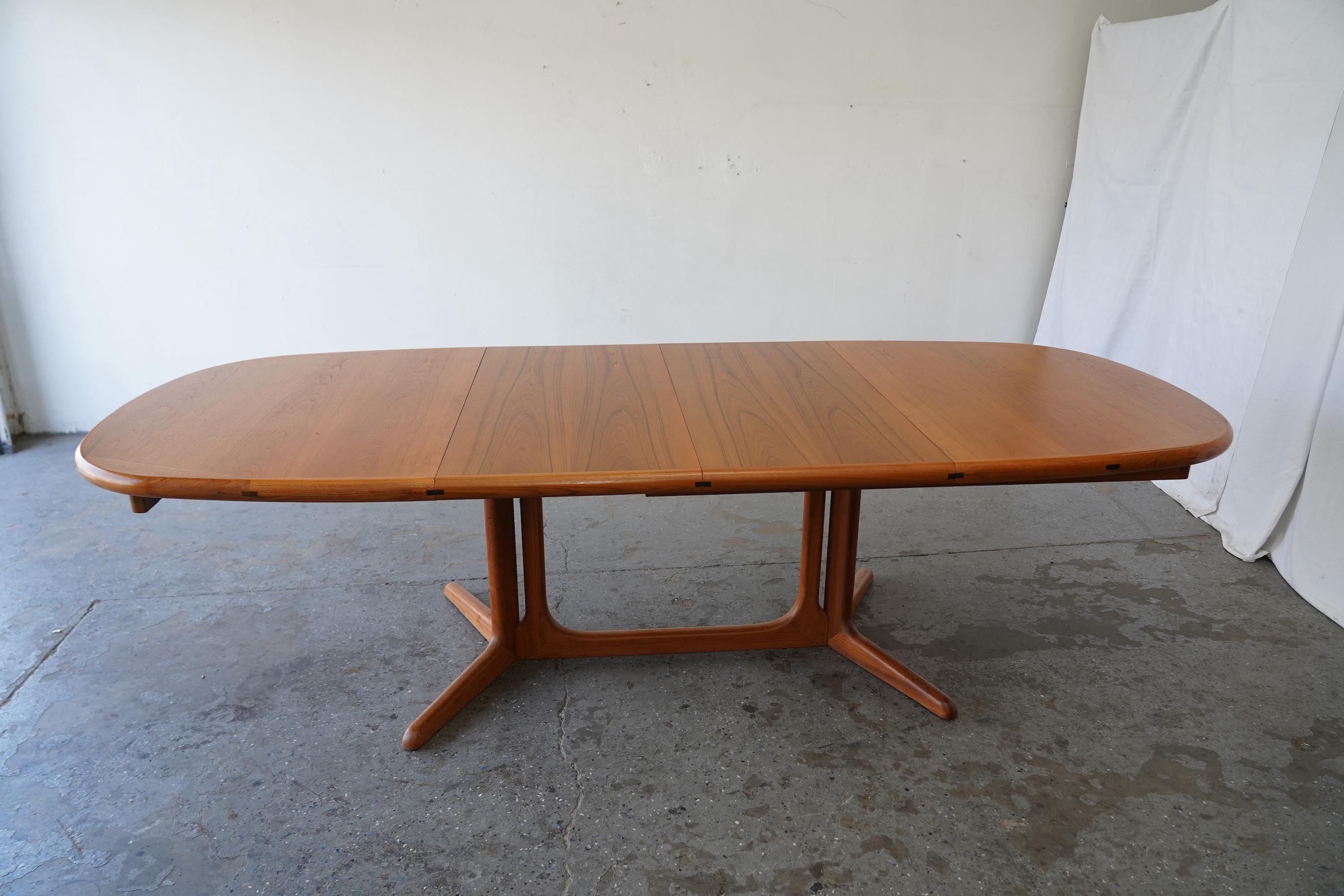 Mid-Century Danish Modern Teak Dining Table by Benny Linden with Two Leaves For Sale 5