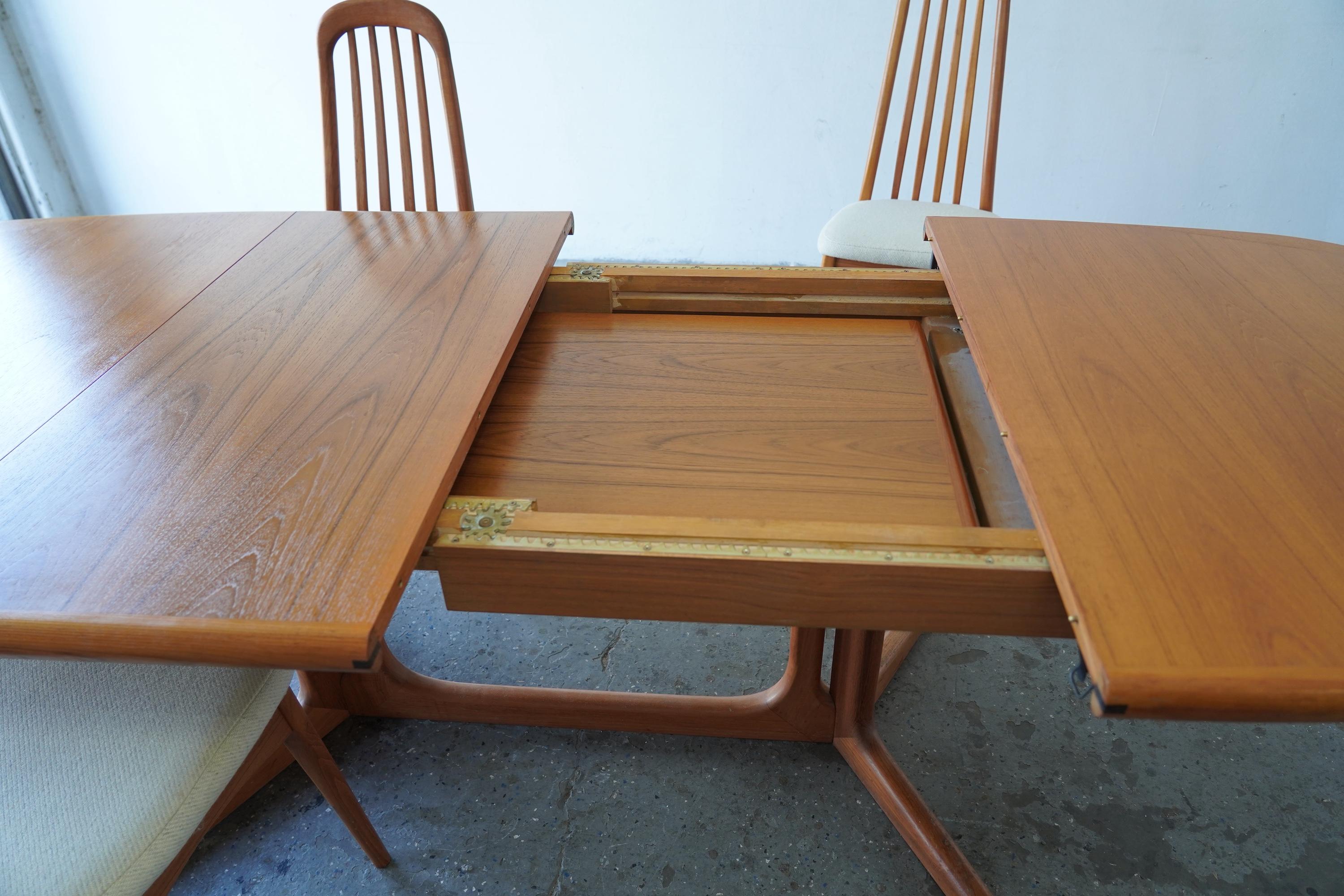 Mid-Century Danish Modern Teak Dining Table by Benny Linden with Two Leaves For Sale 8