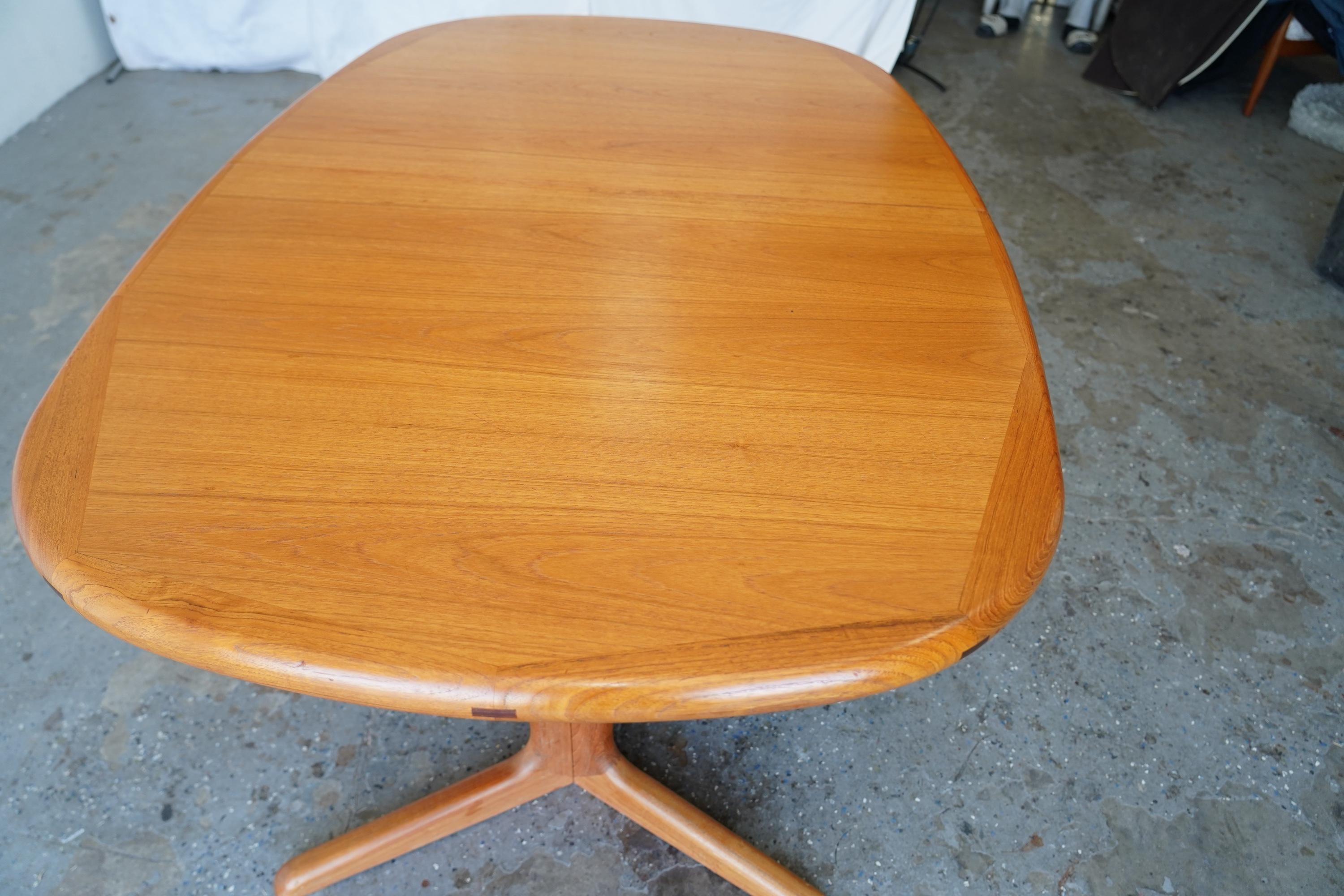 Mid-Century Danish Modern Teak Dining Table by Benny Linden with Two Leaves In Good Condition For Sale In Las Vegas, NV