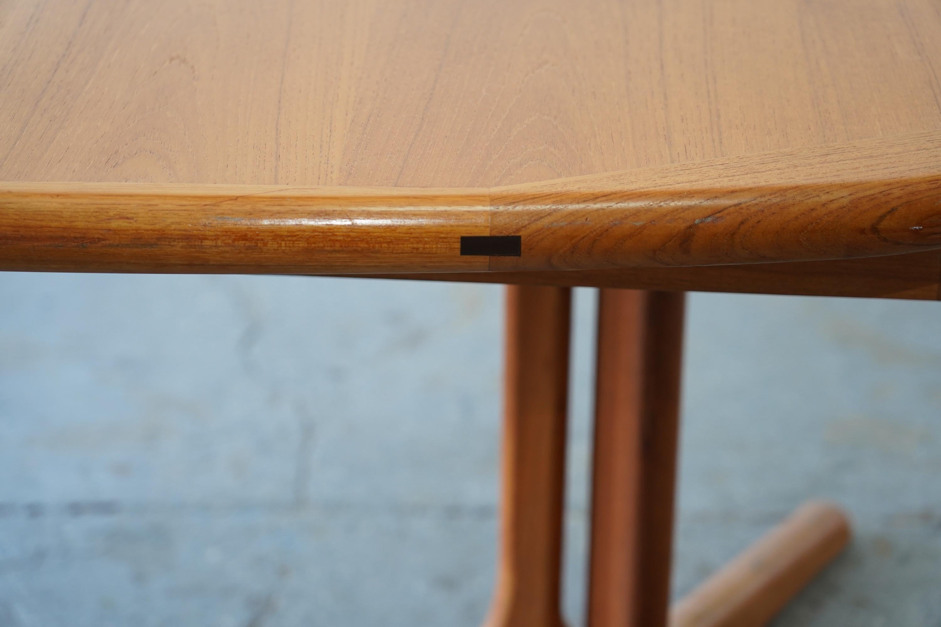 Mid-Century Danish Modern Teak Dining Table by Benny Linden with Two Leaves For Sale 1