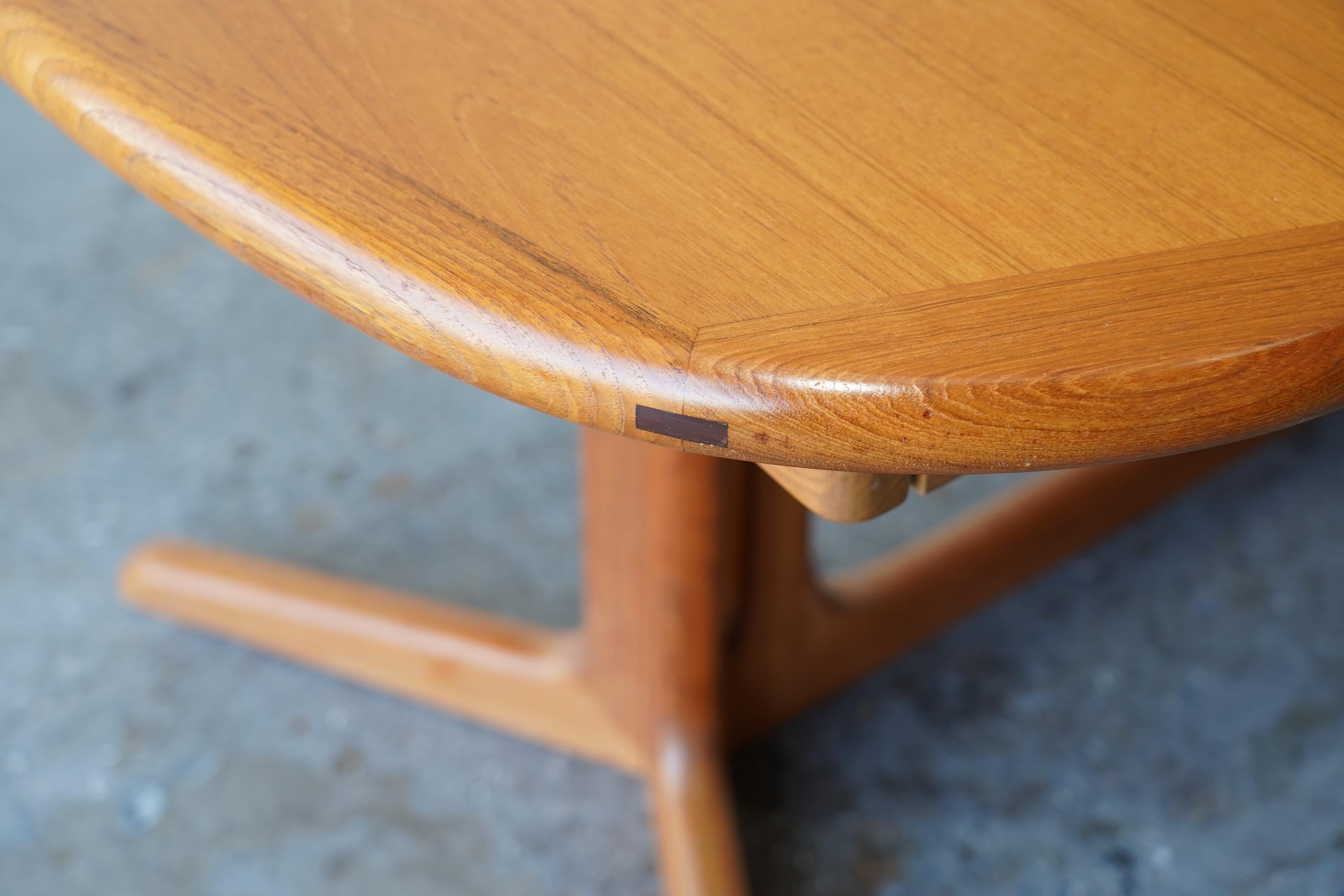Mid-Century Danish Modern Teak Dining Table by Benny Linden with Two Leaves For Sale 2