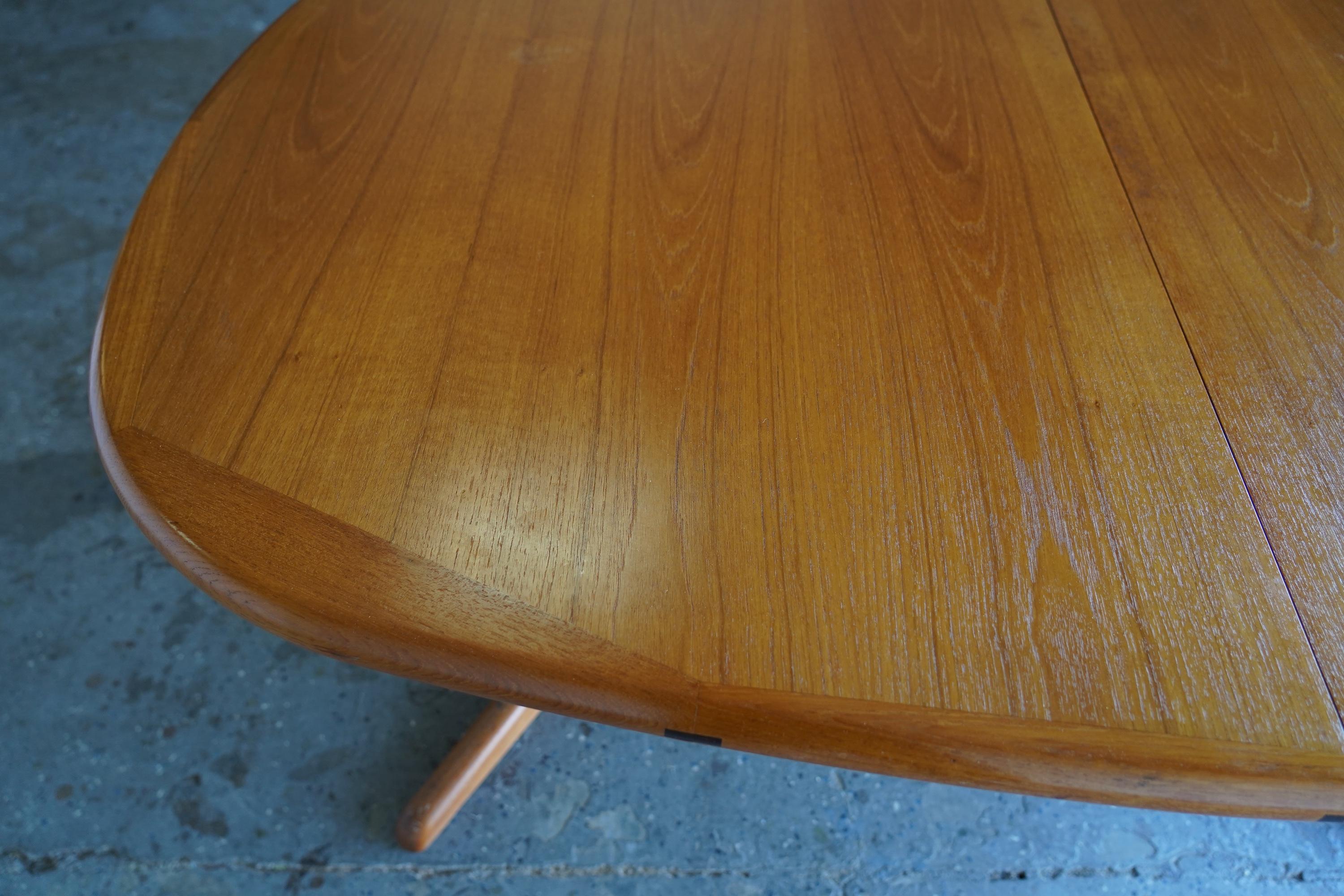 Mid-Century Danish Modern Teak Dining Table by Benny Linden with Two Leaves For Sale 3