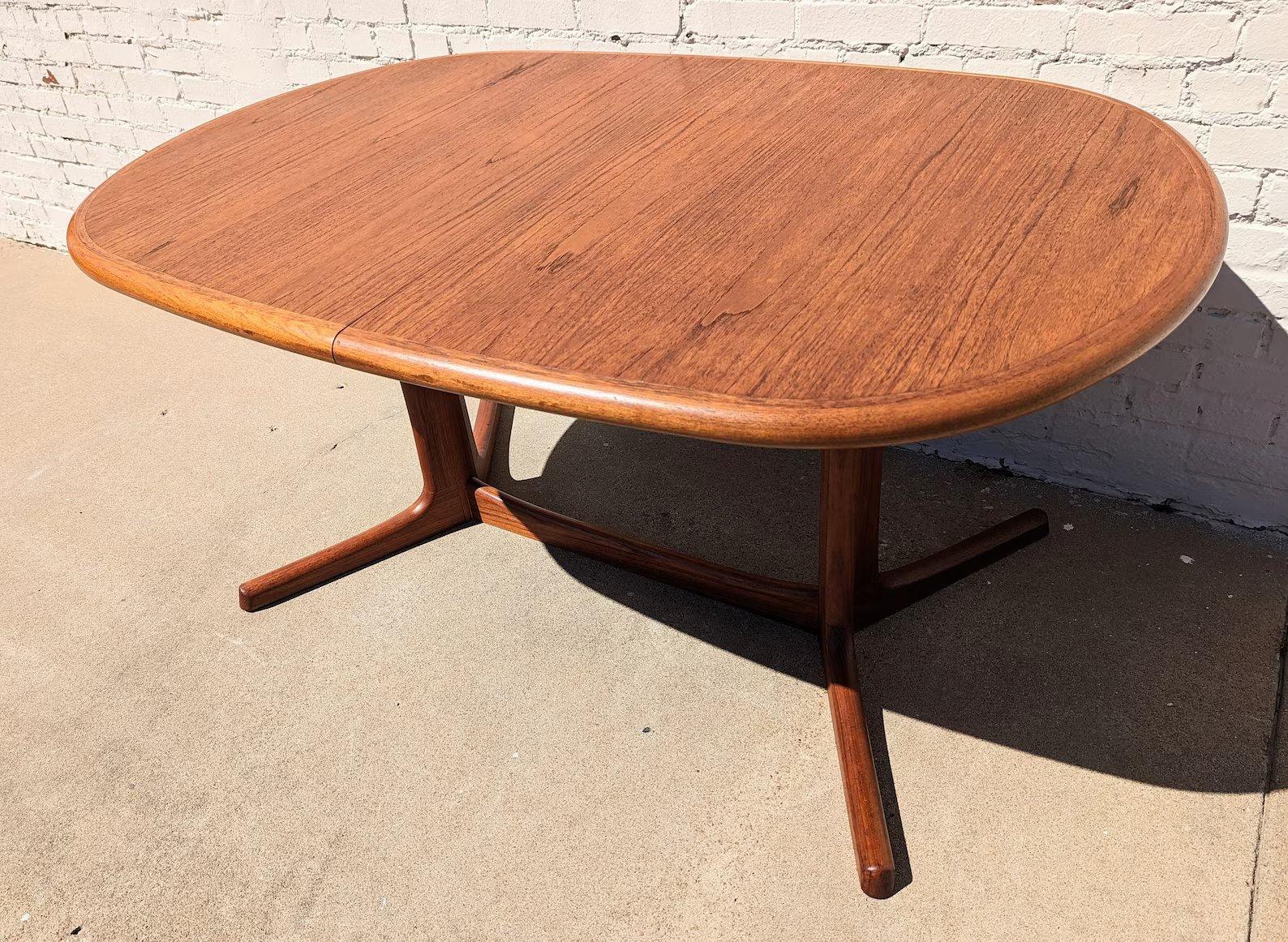 Mid Century Danish Modern Teak Dining Table by Gudme Mbfbk
 
Has 2 leaves which are 17