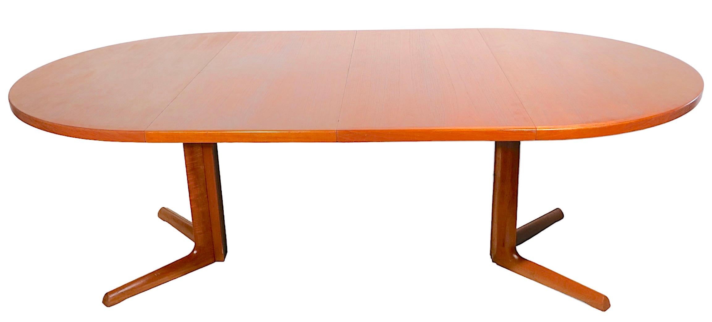 Mid Century Danish Modern Teak Dining Table by Gudme Mobelfabrik In Good Condition In New York, NY