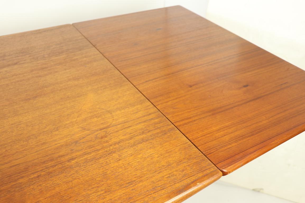 Mid-Century Danish Modern Teak Dining Table by Slagelse Mobelvaerk with 2 Leaves In Good Condition In New York, NY