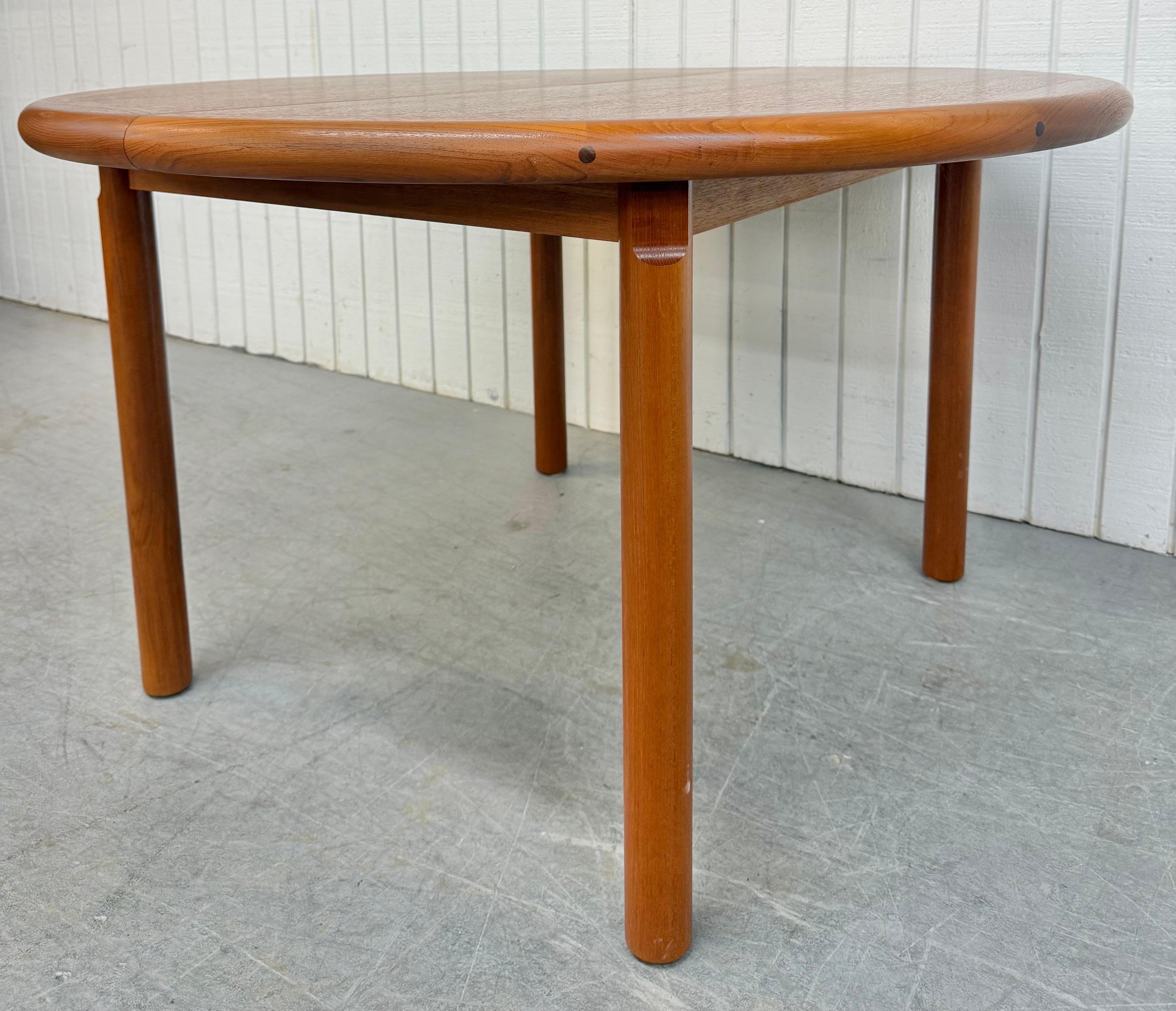Table de salle à manger en teck moderne danoise du milieu du siècle dernier en vente 1