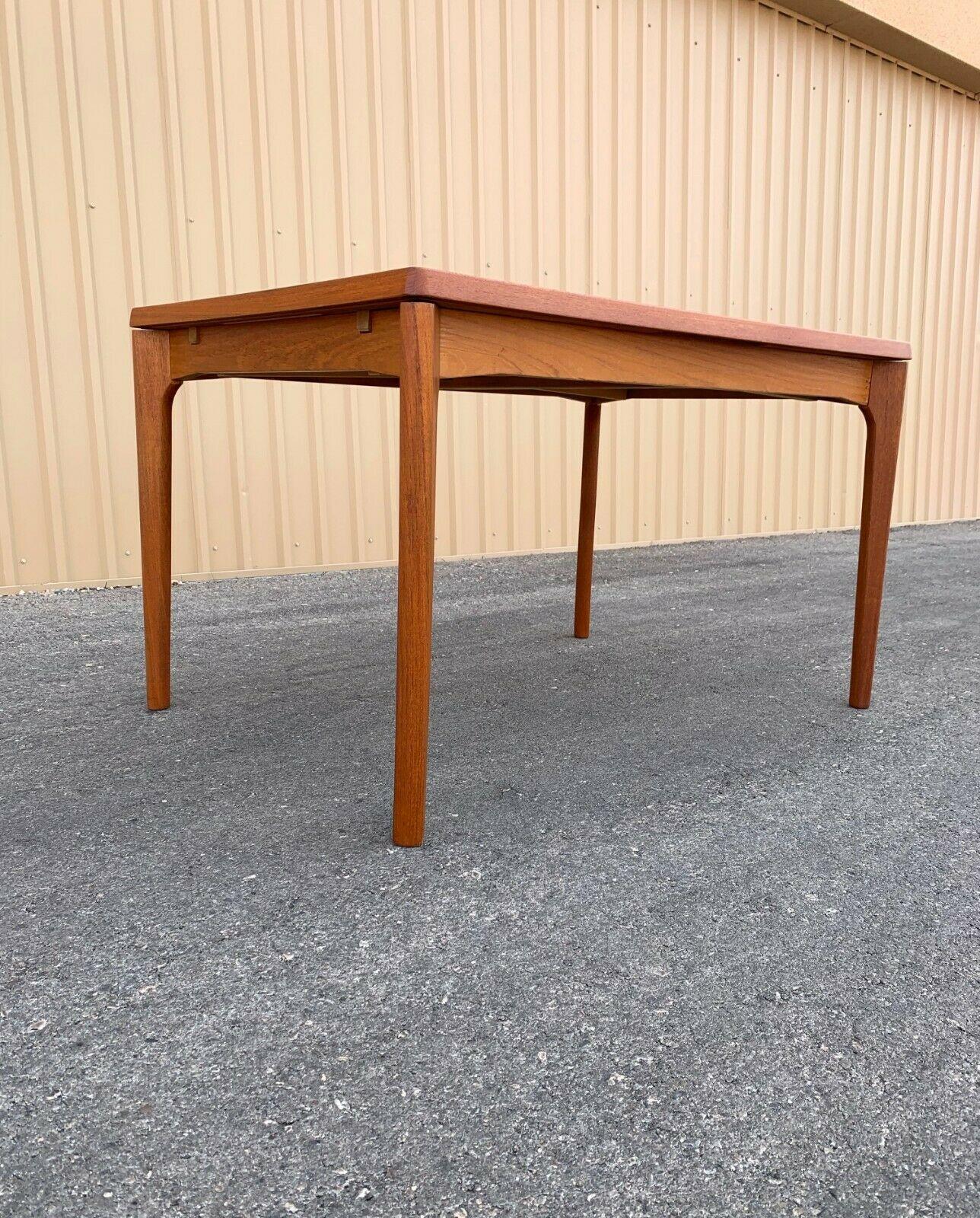 Teak dinning table by Henning Kjærnulf for Vejle Stole Møbelfabrik 
This Mid-Century Modern Danish design dining table was designed by Henning Kjaernulf for Vejle Stole Møbelfabrik during the 1960s. The table features two extension pieces,