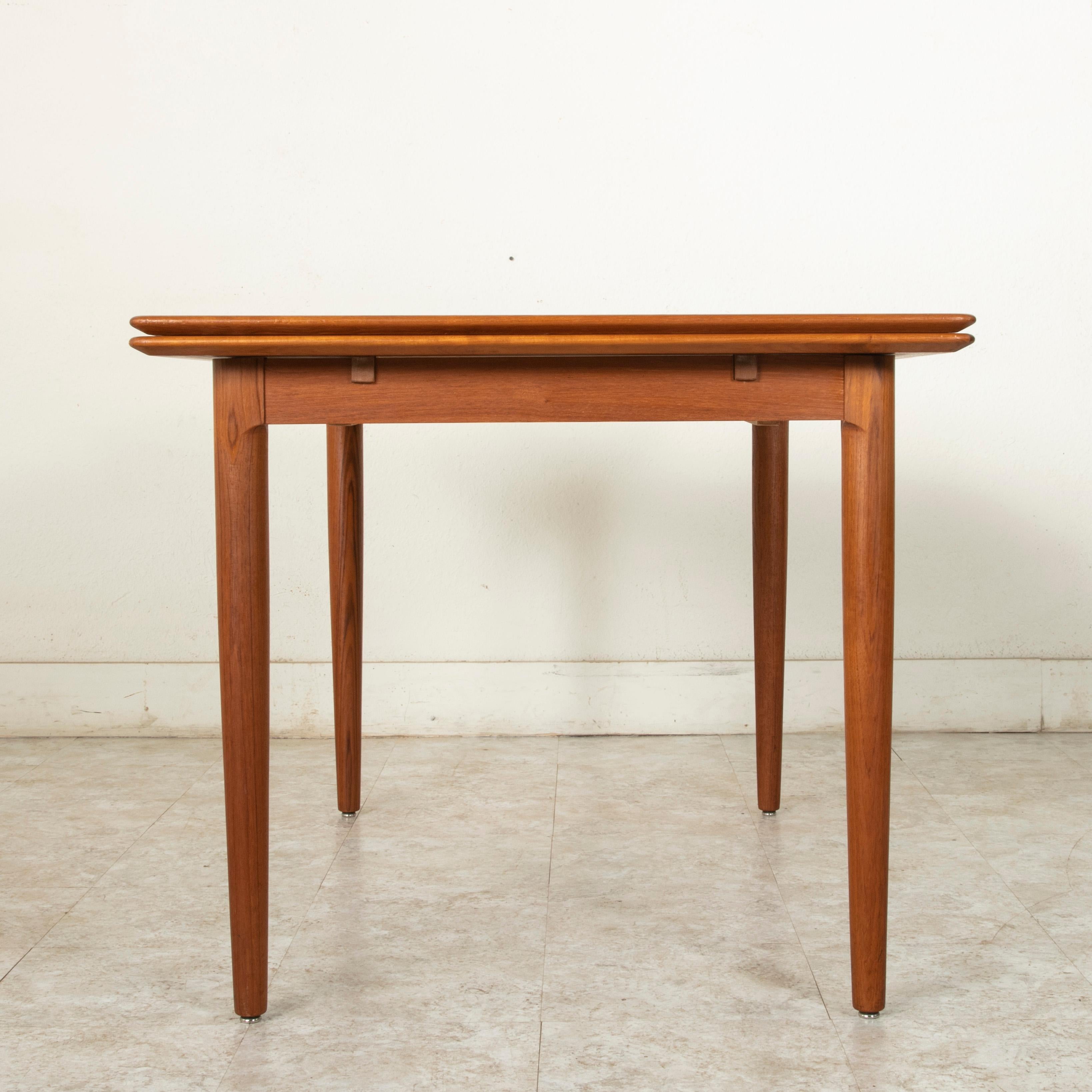 Midcentury Danish Modern Teak Dining Table with Draw Leaves In Good Condition In Fayetteville, AR